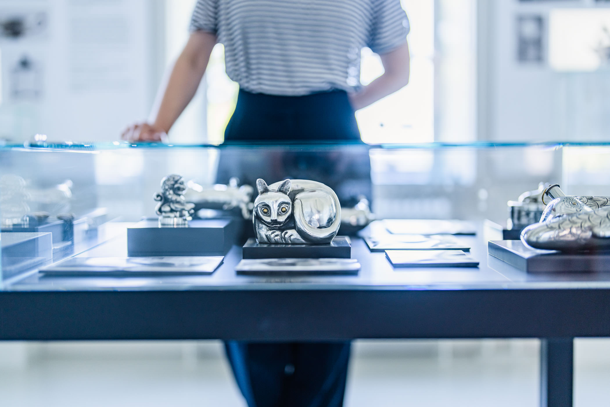 Woman looking att exhibition items in Hjo 