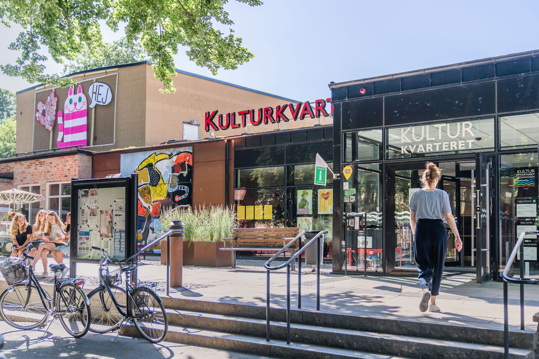 Kvinna på väg in på Kulturkvarteret i Hjo. 