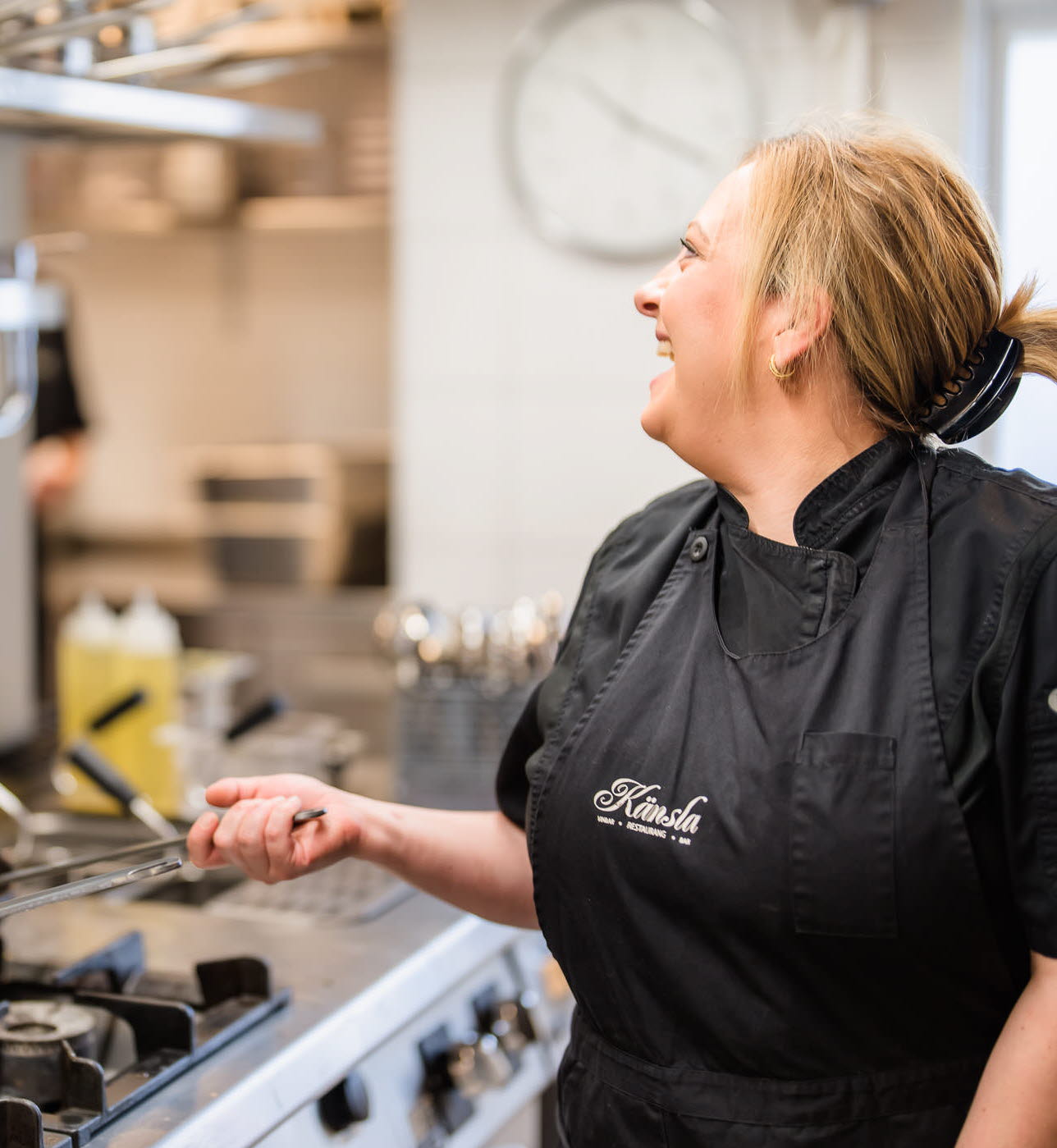 Chef cooking in the kitchen, in a restaurant in Hjo. 