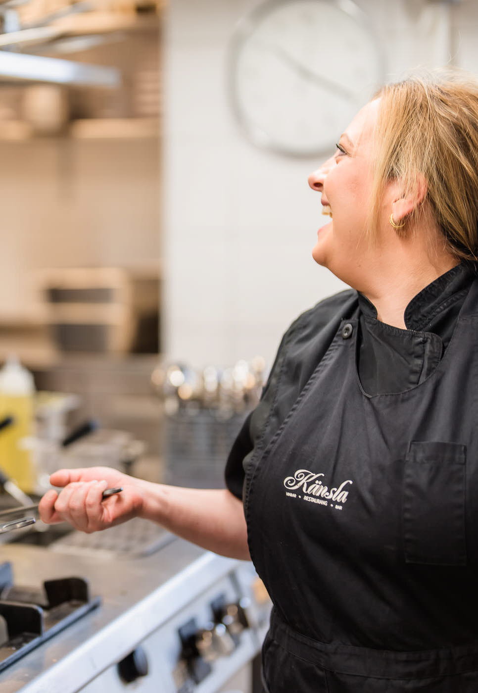 Kock som lagar mat på Känsla i Hjo. 