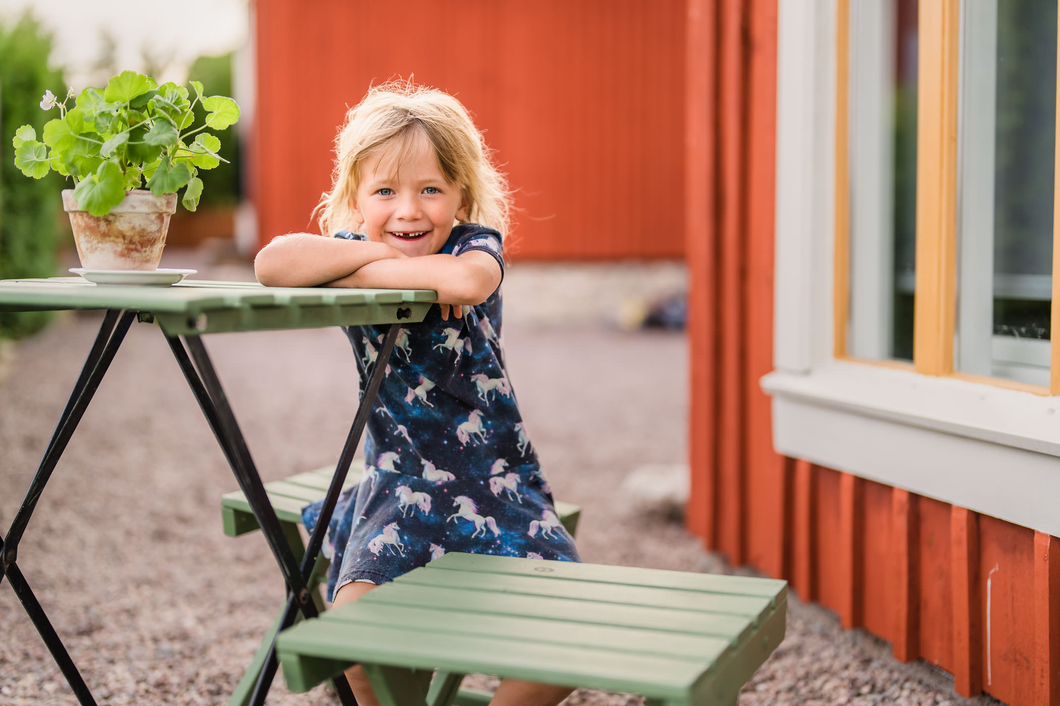 Liten flicka utanför stuga på landet i Hjo. 