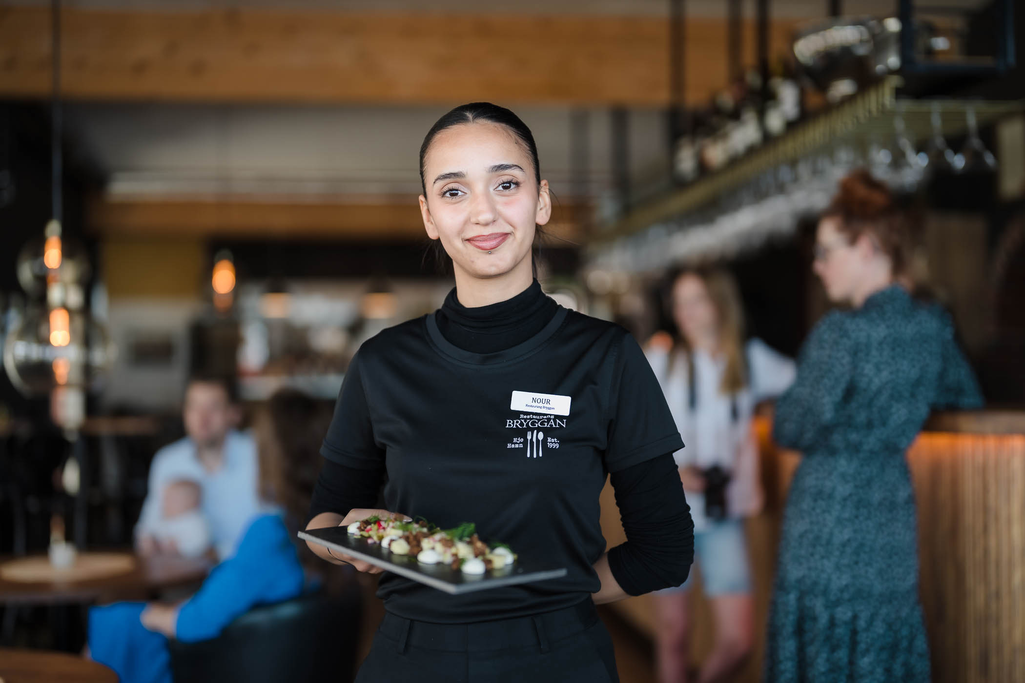 Kvinnlig servitör på Restaurang Bryggan i Hjo. 