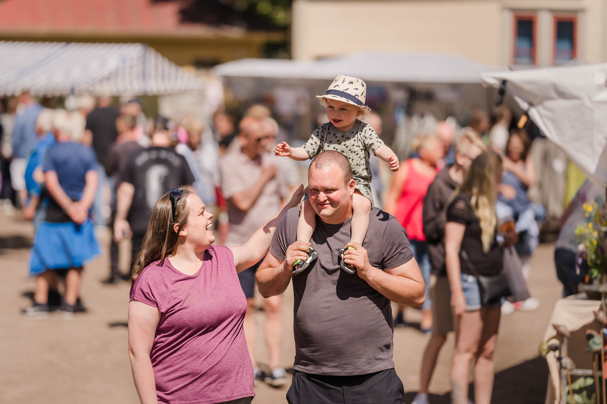 Familj på Slöjdmässan i Hjo