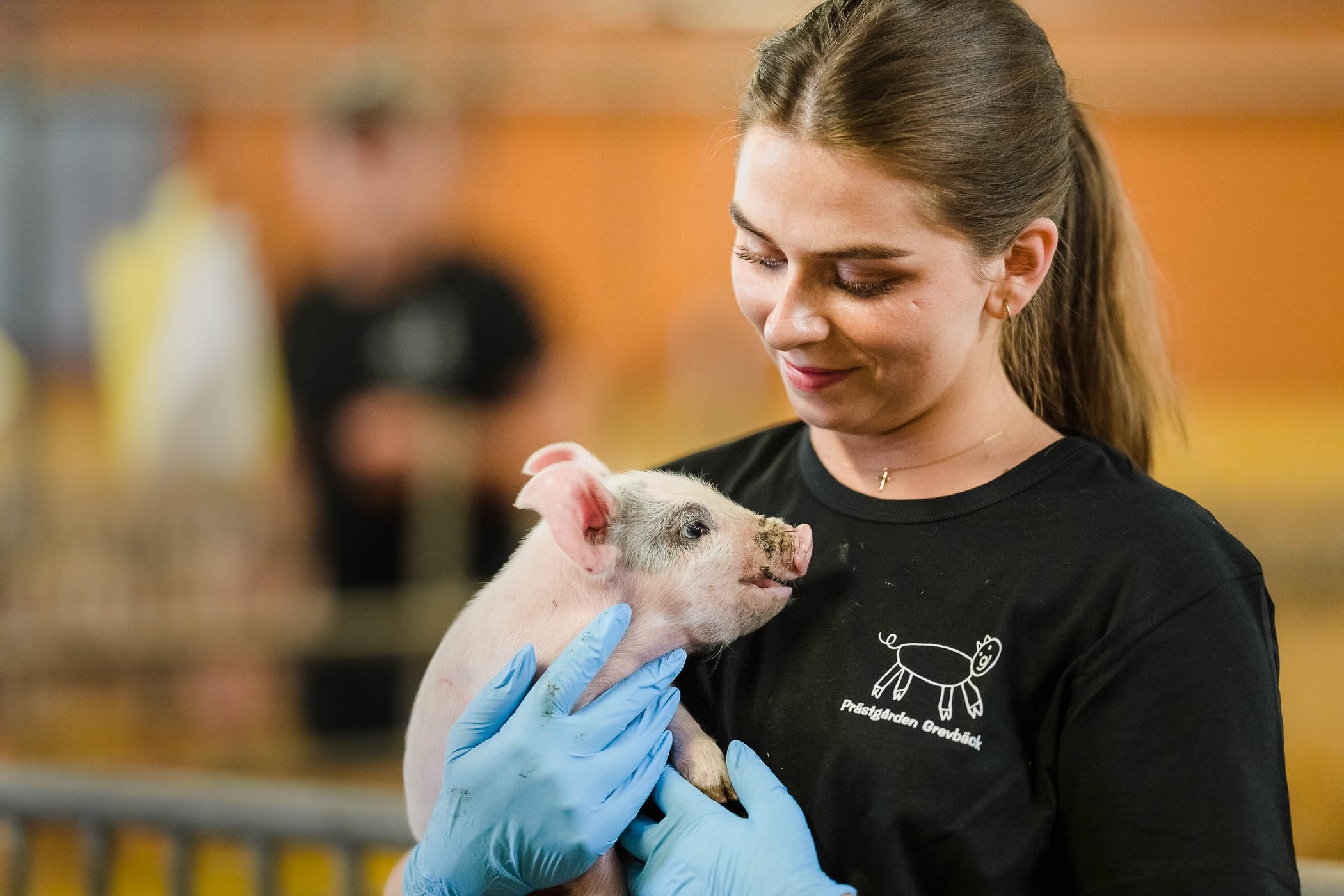 Ung kvinna med griskulting