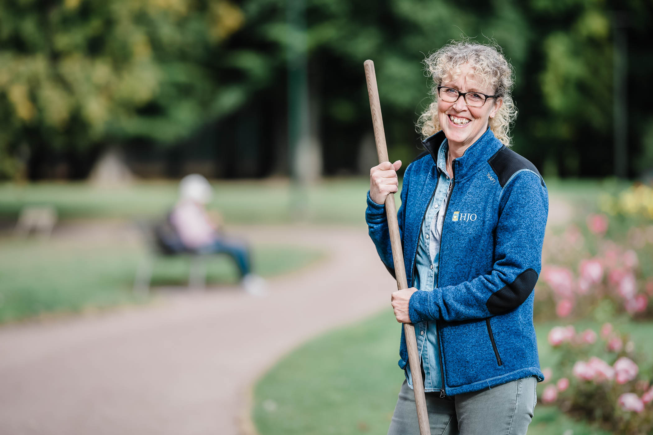 Kvinnlig parkarbetare. 