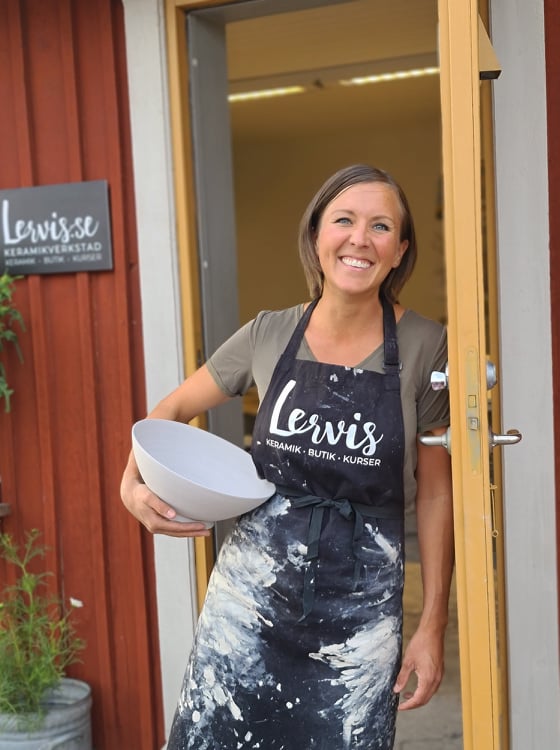 Keramiker i Hjo i sin gårdsbutik. 