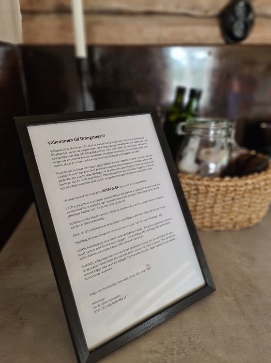Välkomstskylt i övernattningsstuga utanför Hjo. 