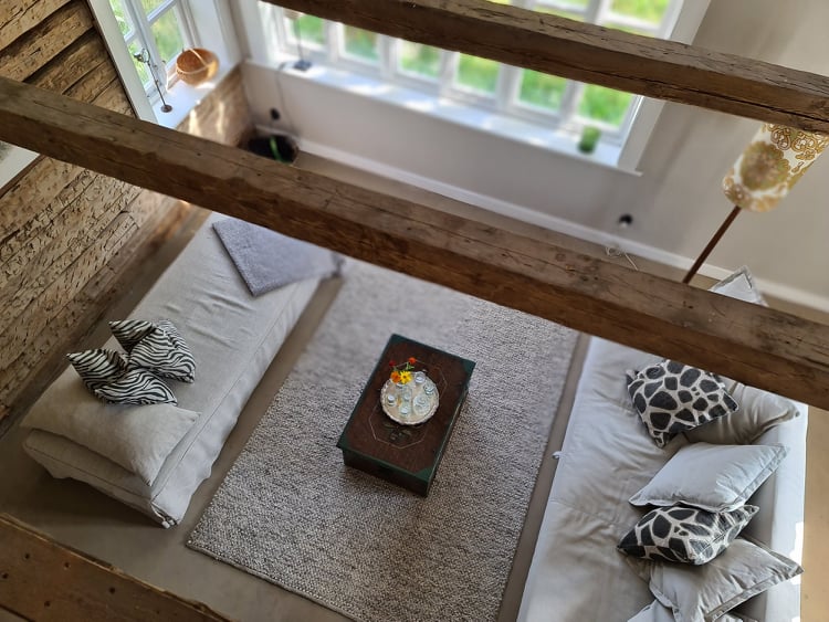 Vy över vardagsrum i stuga utanför Hjo