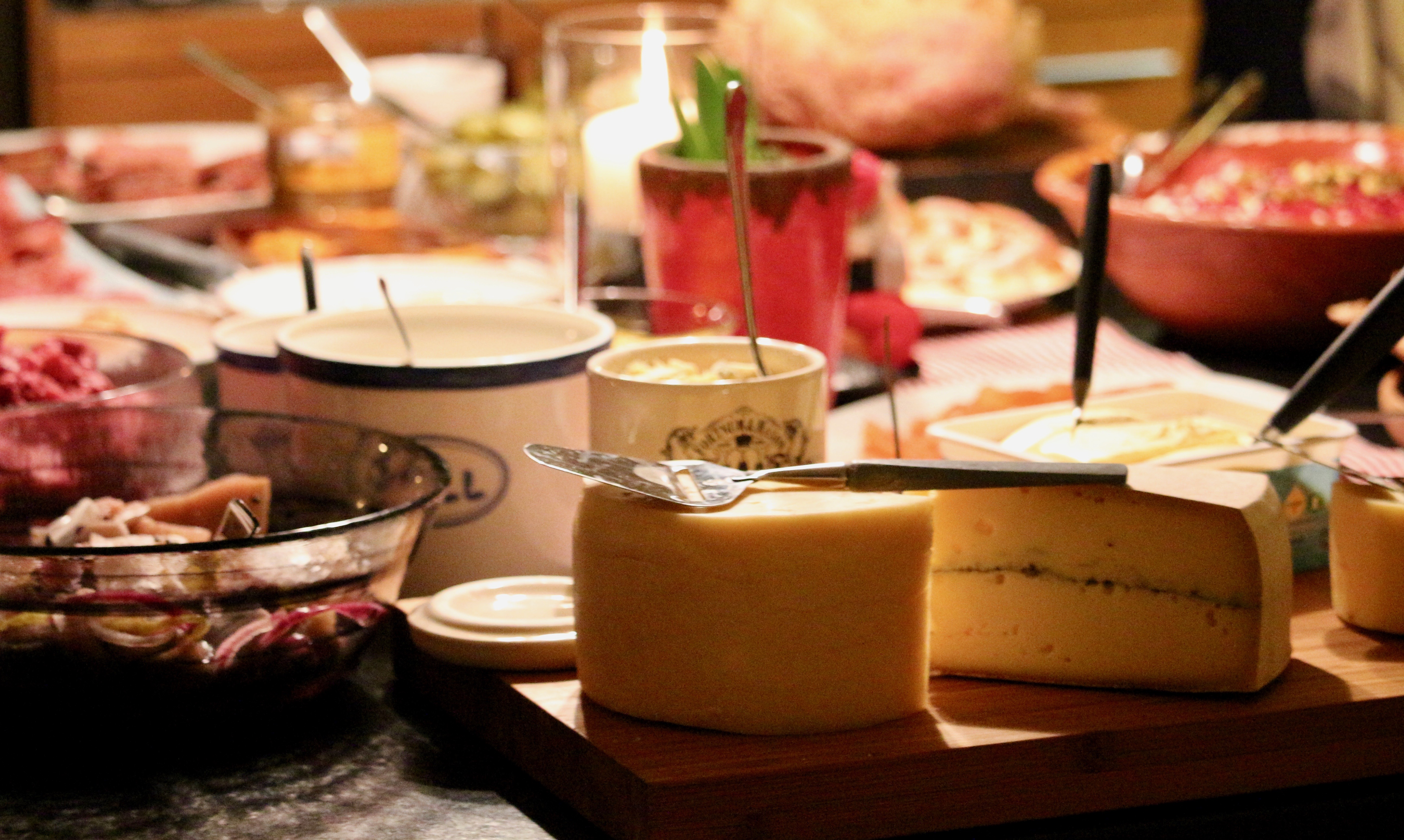 Uppdukat julbord med framförallt ost.