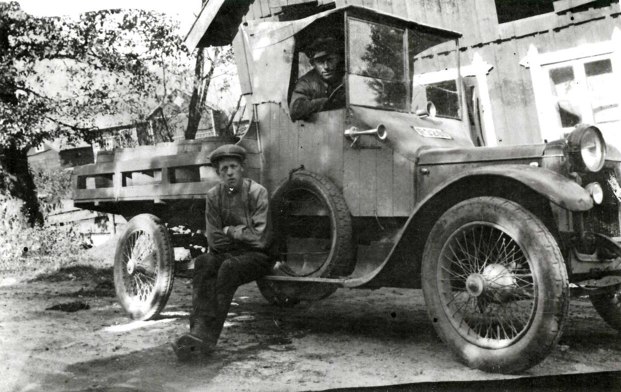 Gammal svartvit bild av män på en lastbil - Hjo Bryggeri 