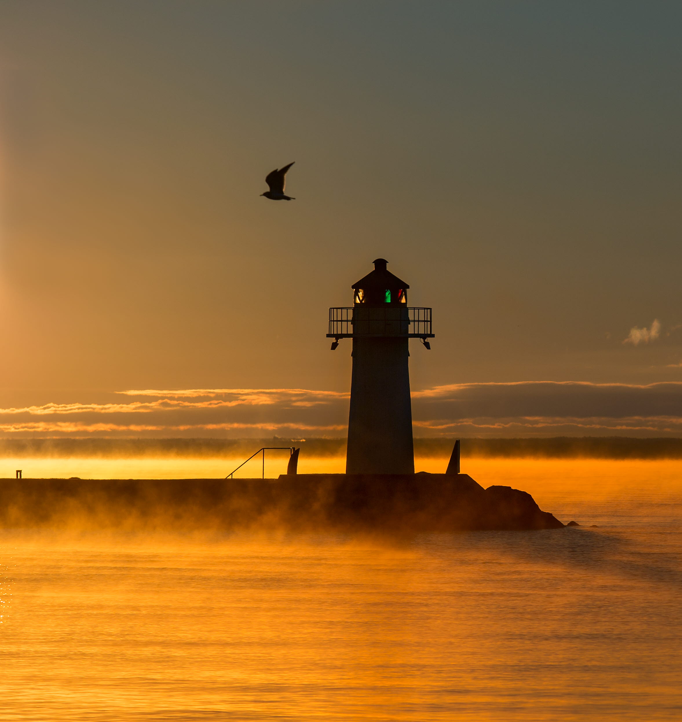 Hjo hamns ena fyr vid soluppgång.