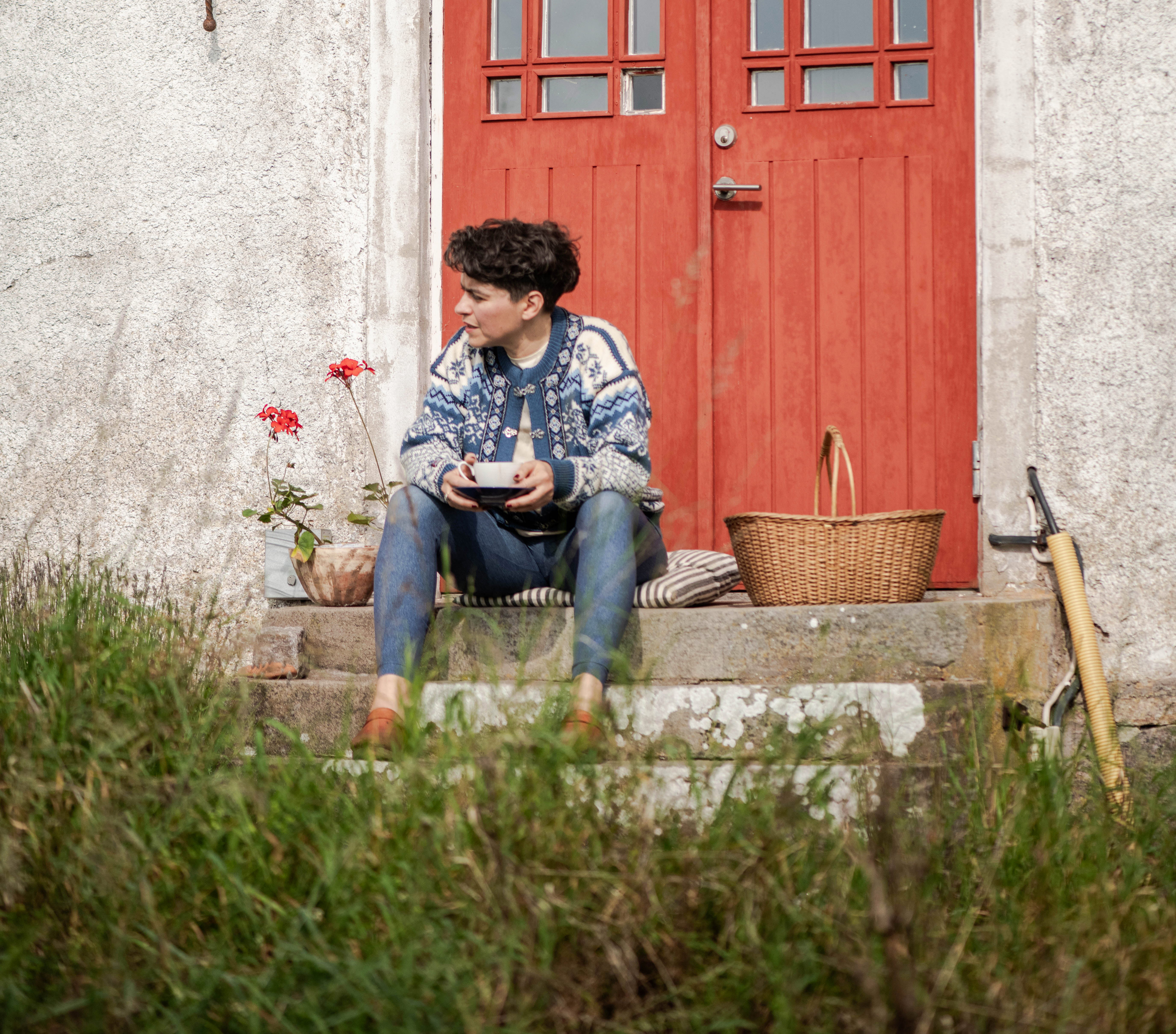 Kvinna sitter på farstutrapp. 