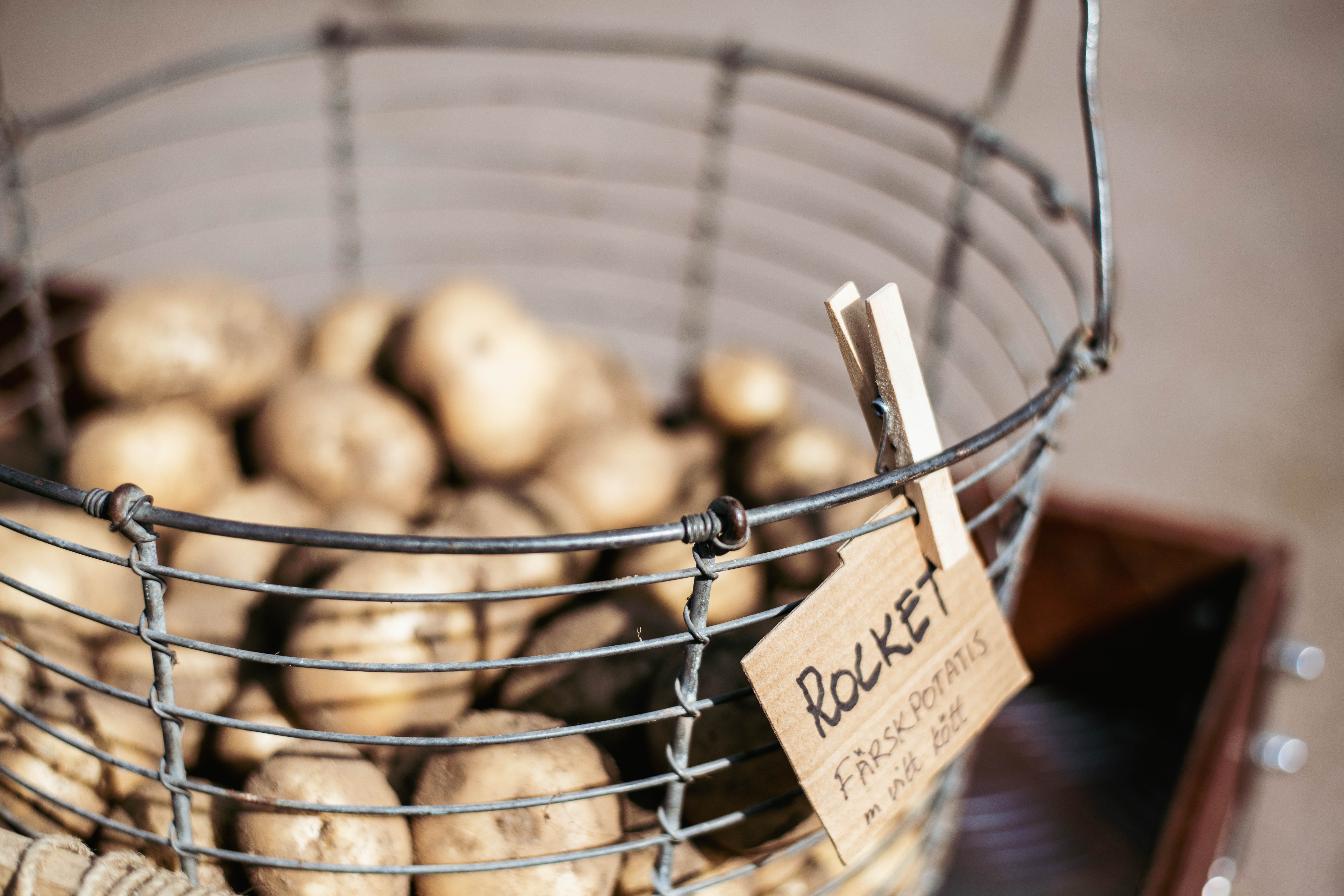 Korg med potatis, med en skylt där det står rocket