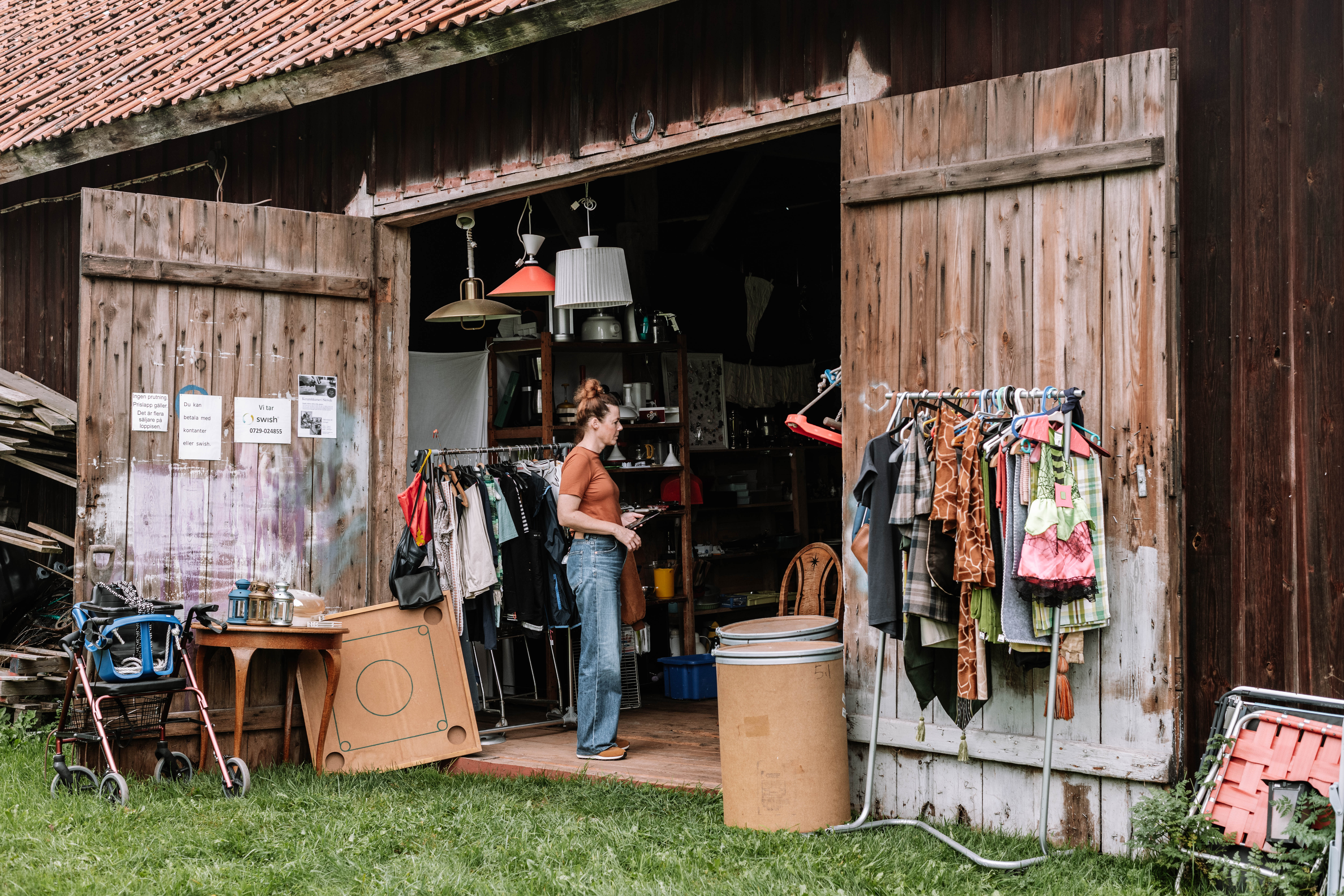 Kvinna handlar på loppis. 