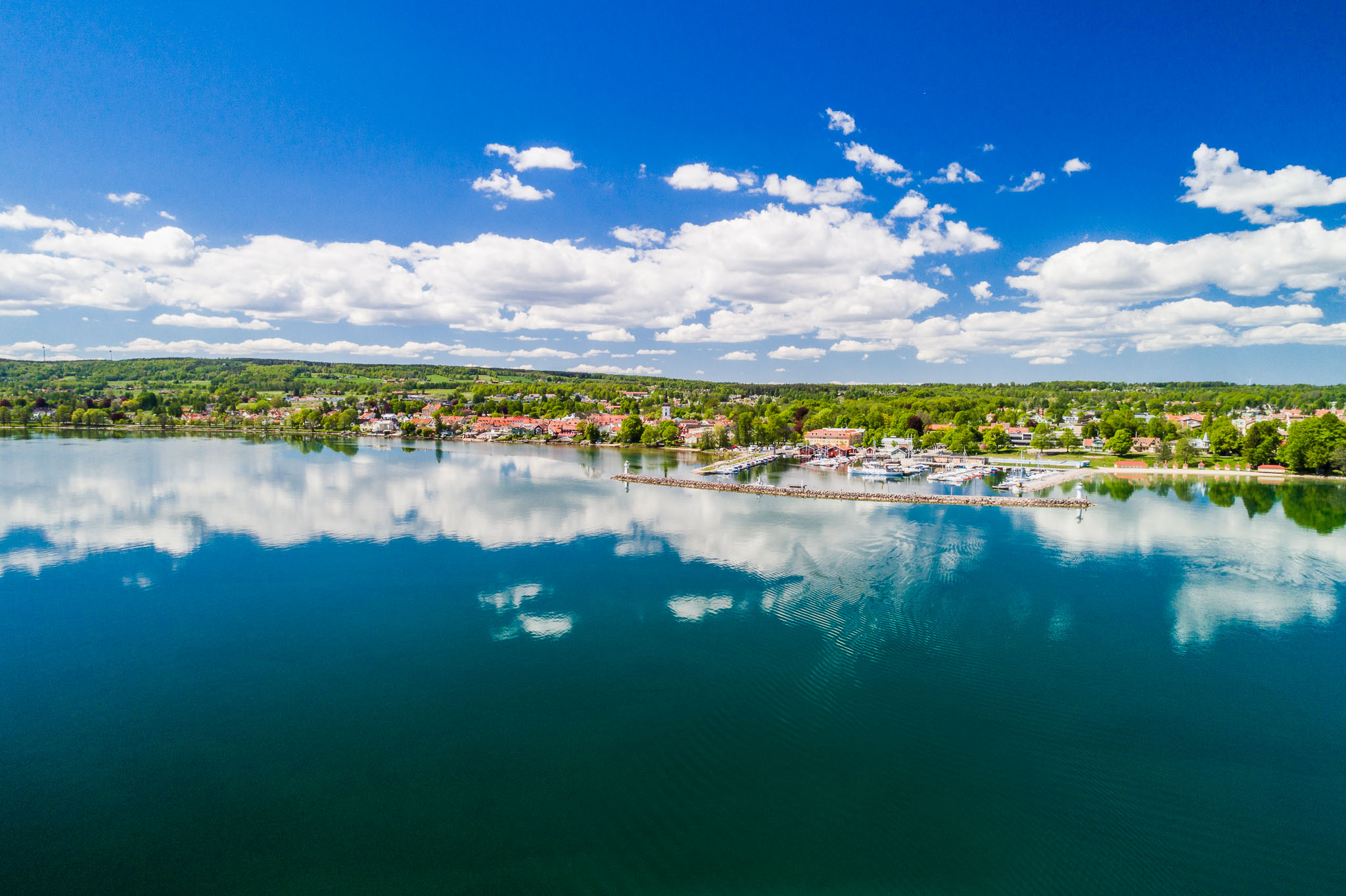 Flygvy över Hjo - trästaden vid Vättern. 