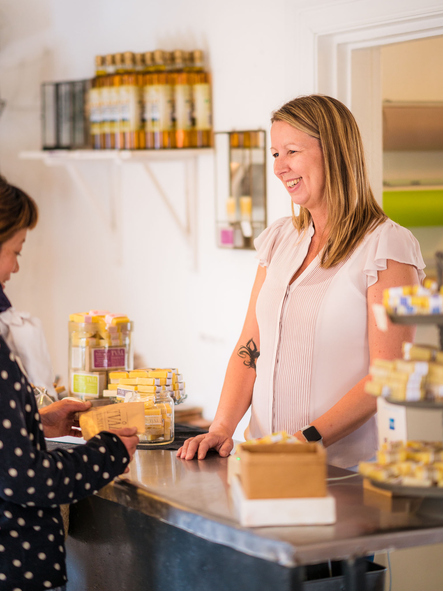 Kvinna vid disk i butiken Tvålfabriken i Hjo. 