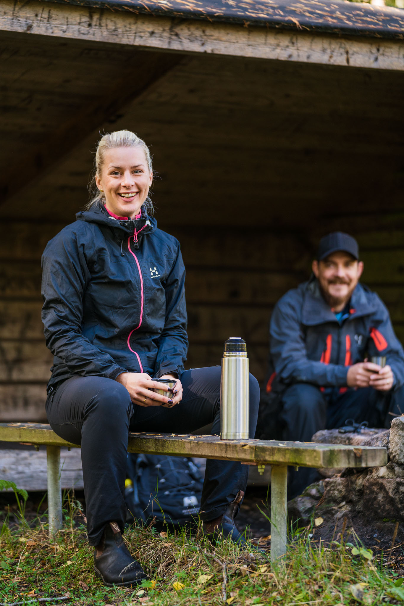 Kvinna och man i vindskydd längs Västra Vätterleden i Hjo. 