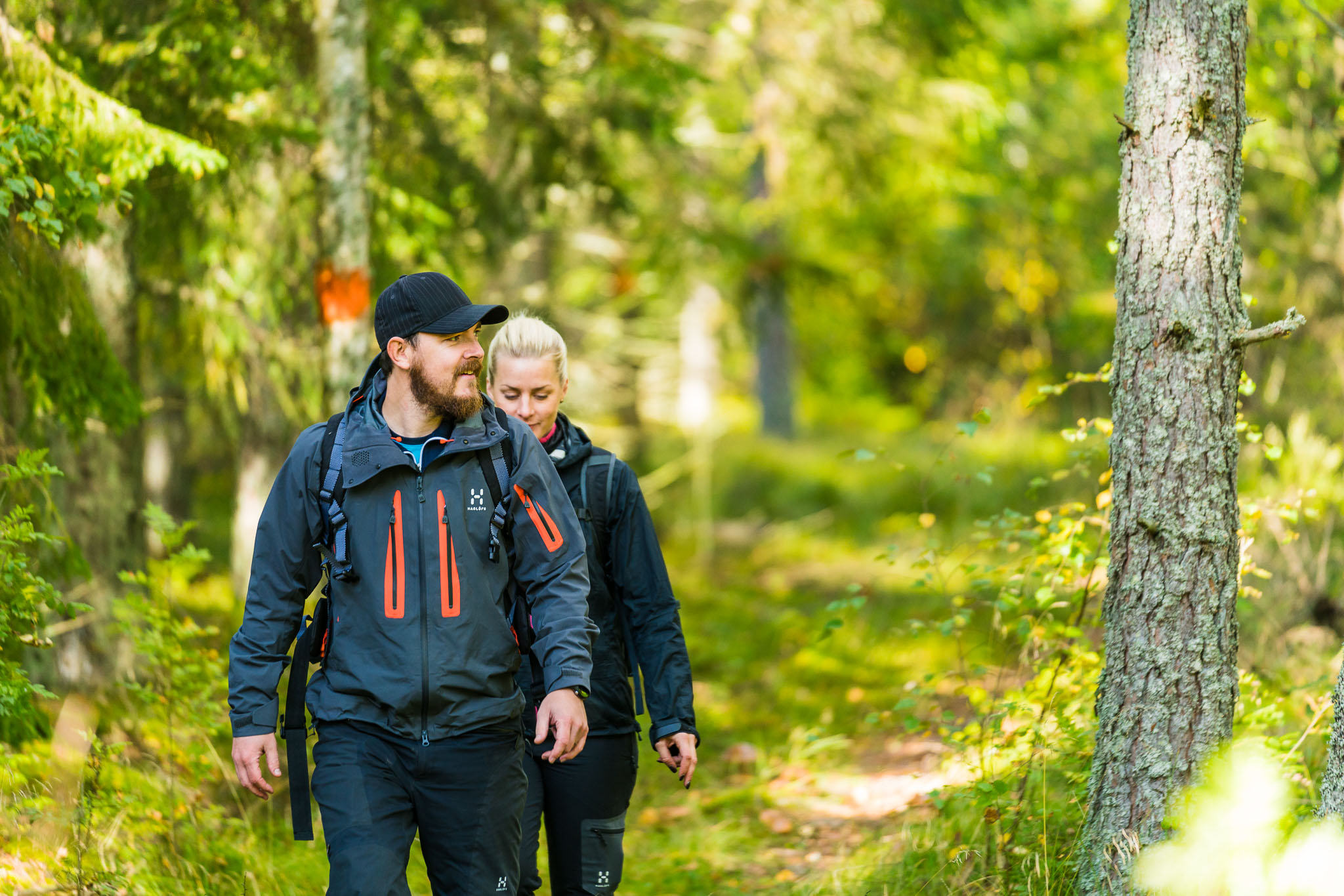 Två personer på vandringsleden Västra Vätterleden i Hjo. 