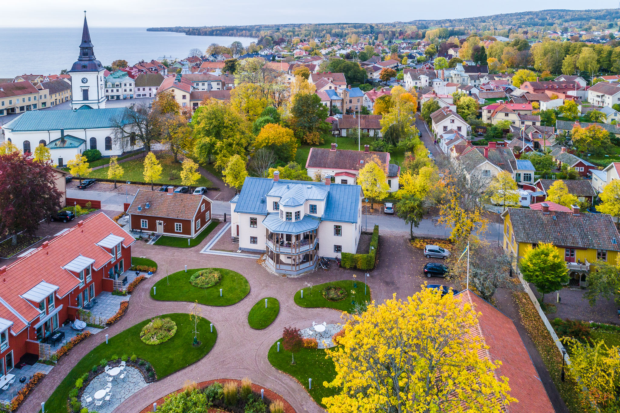 Flygvy över Hjo stad en höstdag. 