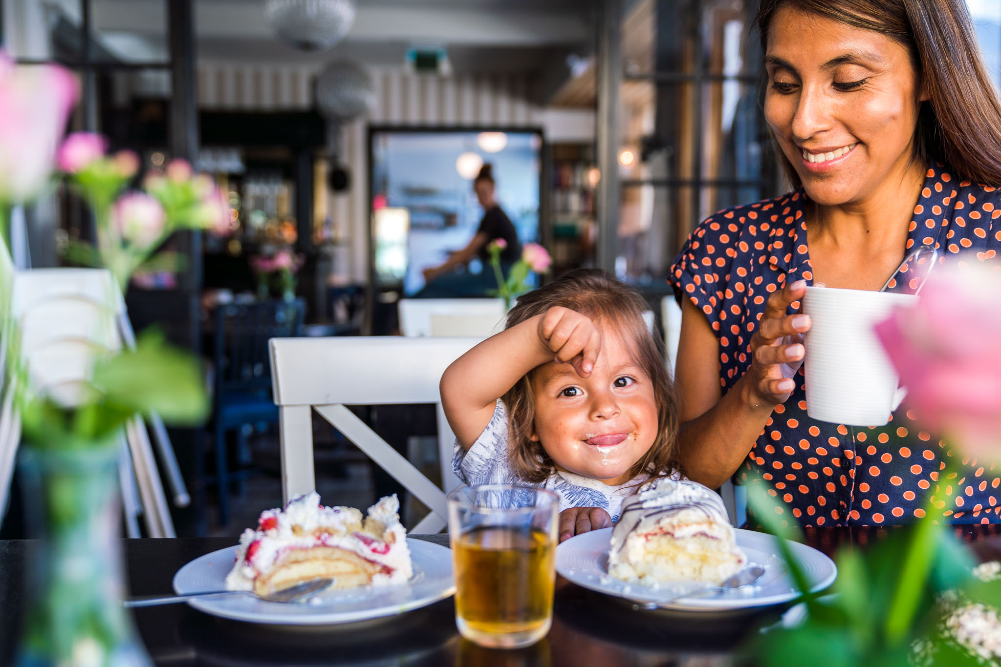 Mother and son having Swedish fika at café Vete and Råg in Hjo.