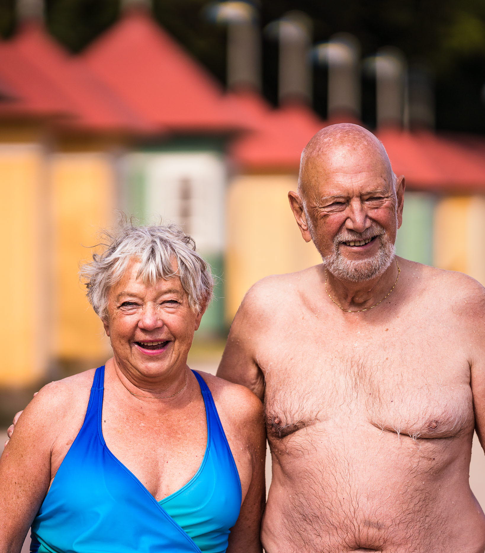 Äldre par vid Guldkroksbadets badhytter vid Vätterns strand. 