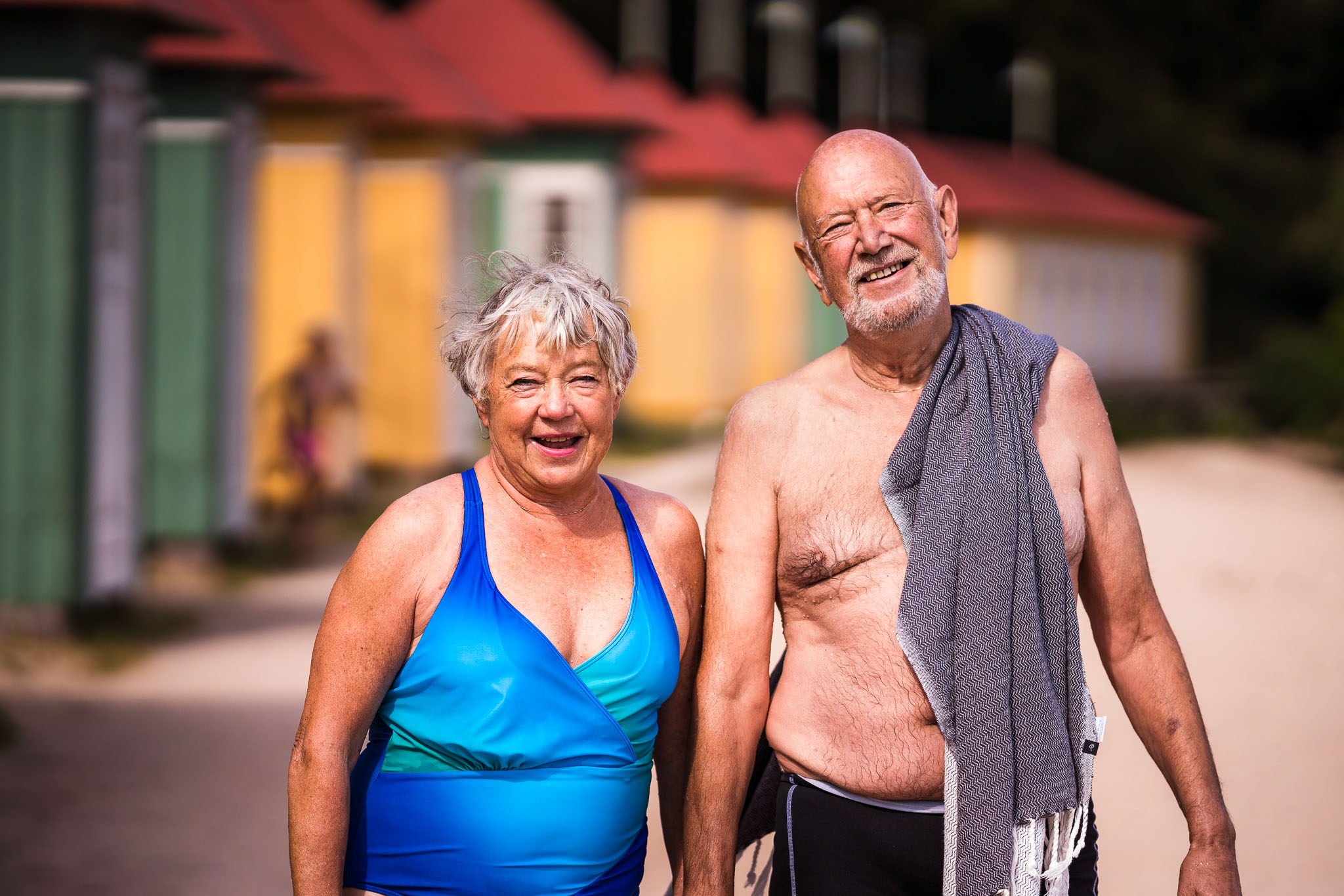 Äldre par vid Guldkroksbadets sandstrand i Hjo. 