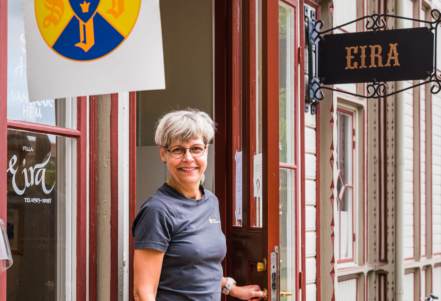 Ägare Lotta Nyberg i dörröppningen till STF Villa Eira i Hjo Stadspark. 