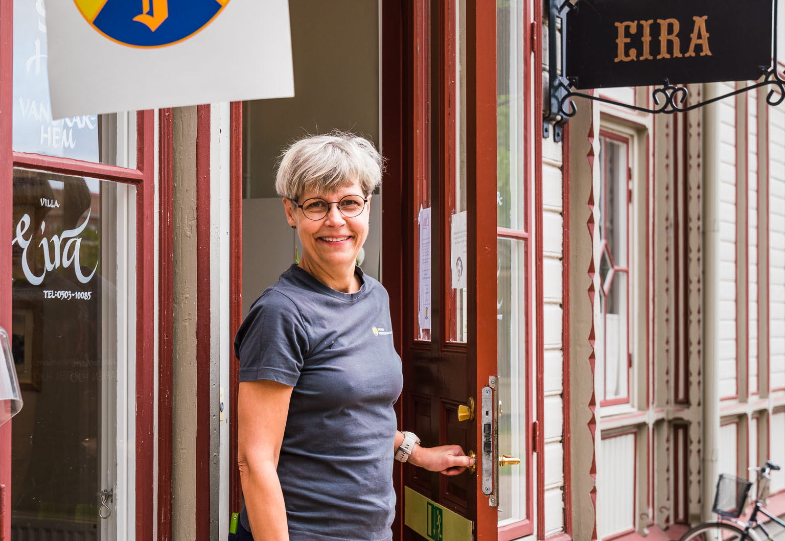 Ägare Lotta Nyberg i dörröppningen till STF Villa Eira i Hjo Stadspark. 