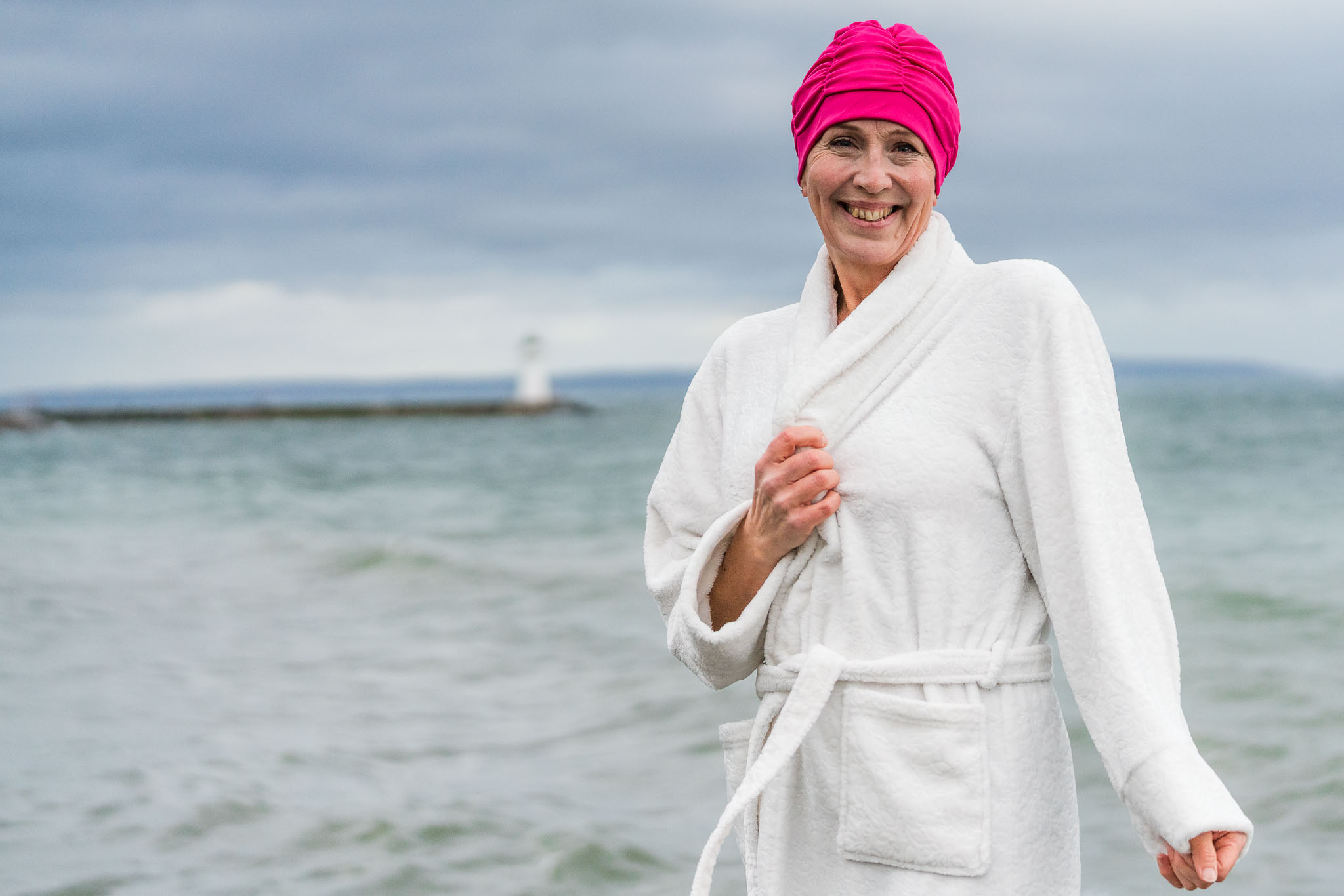 Vinterbadande kvinna på Strandpromenaden i Hjo.