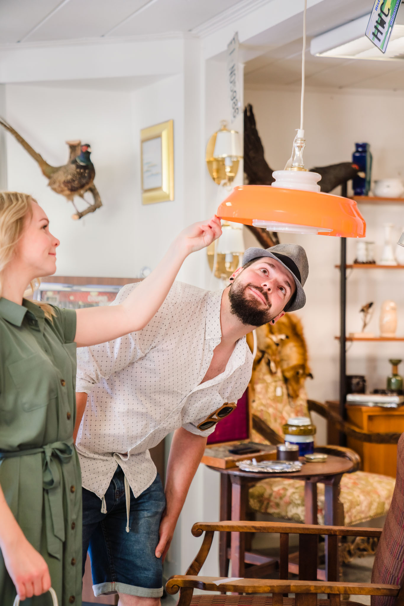 Par handlar i second-hand-butik i Hjo. 