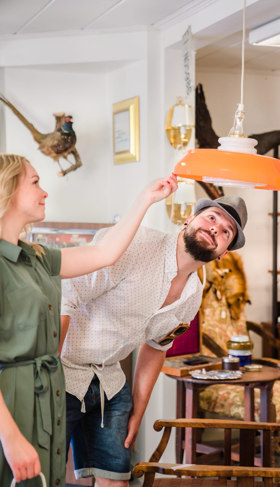 Couple in a second hand store in Hjo. 