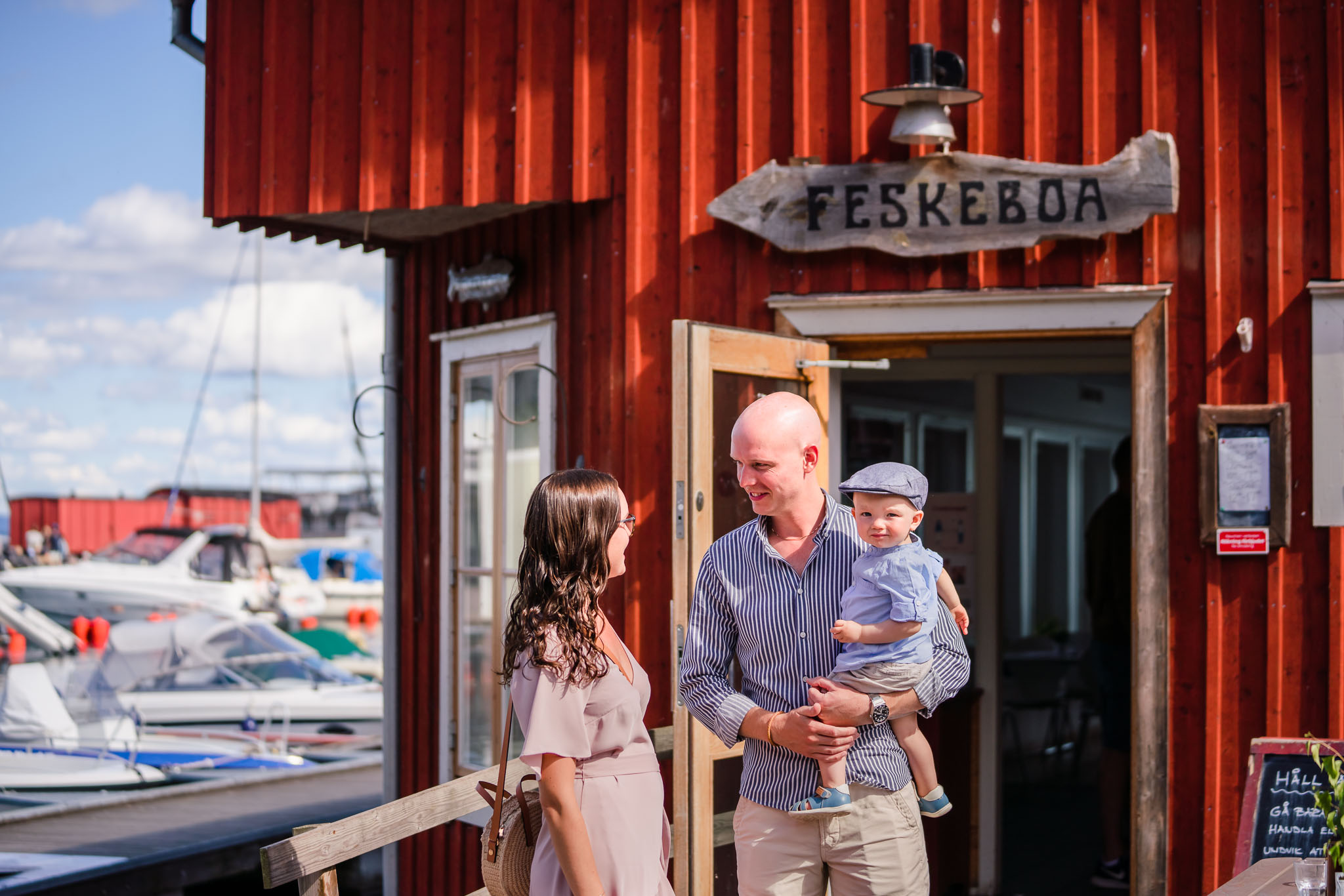 Family in front of Hjo Sik. 