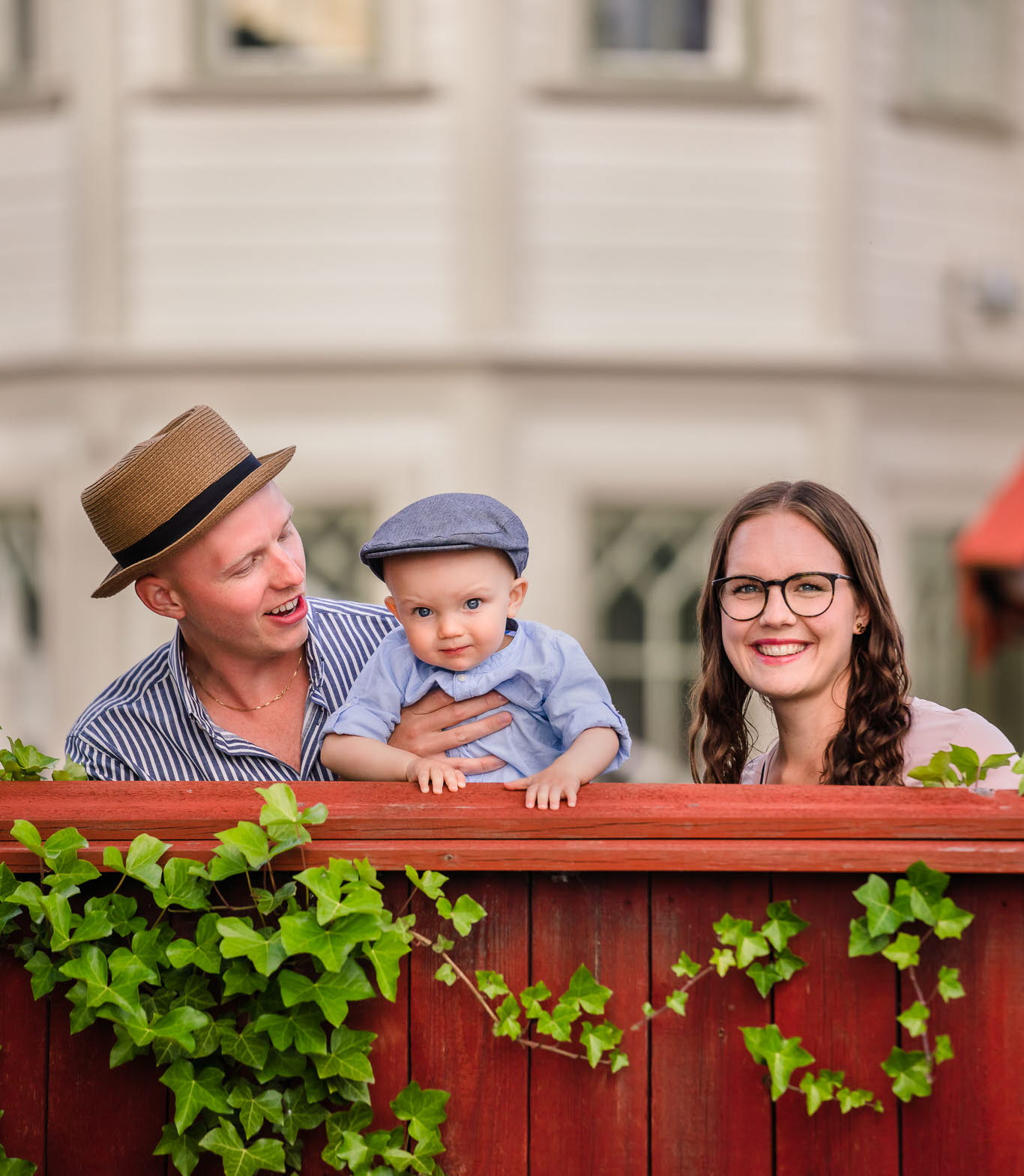 Familj tittar upp bakom staket