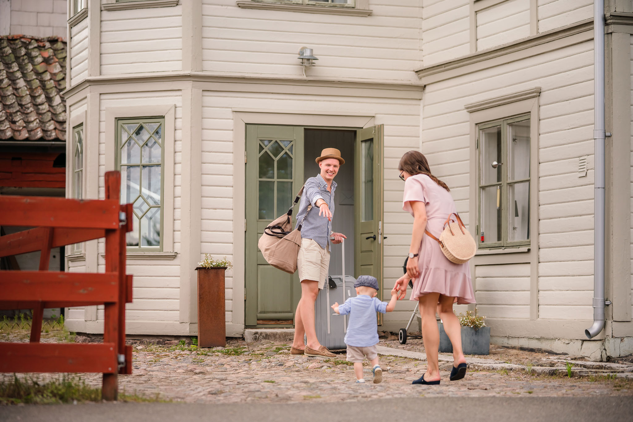 Familj checkar in på Airbnb. 