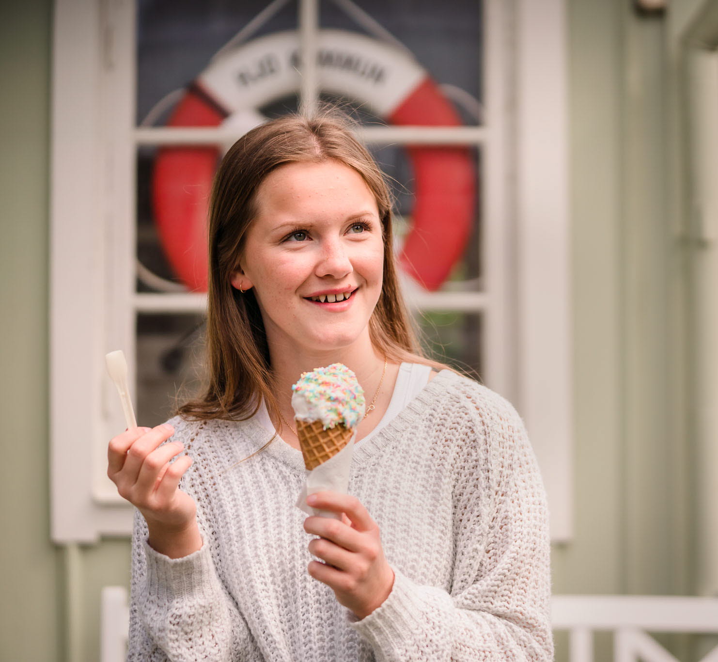 Flicka äter glass i Hjo. 