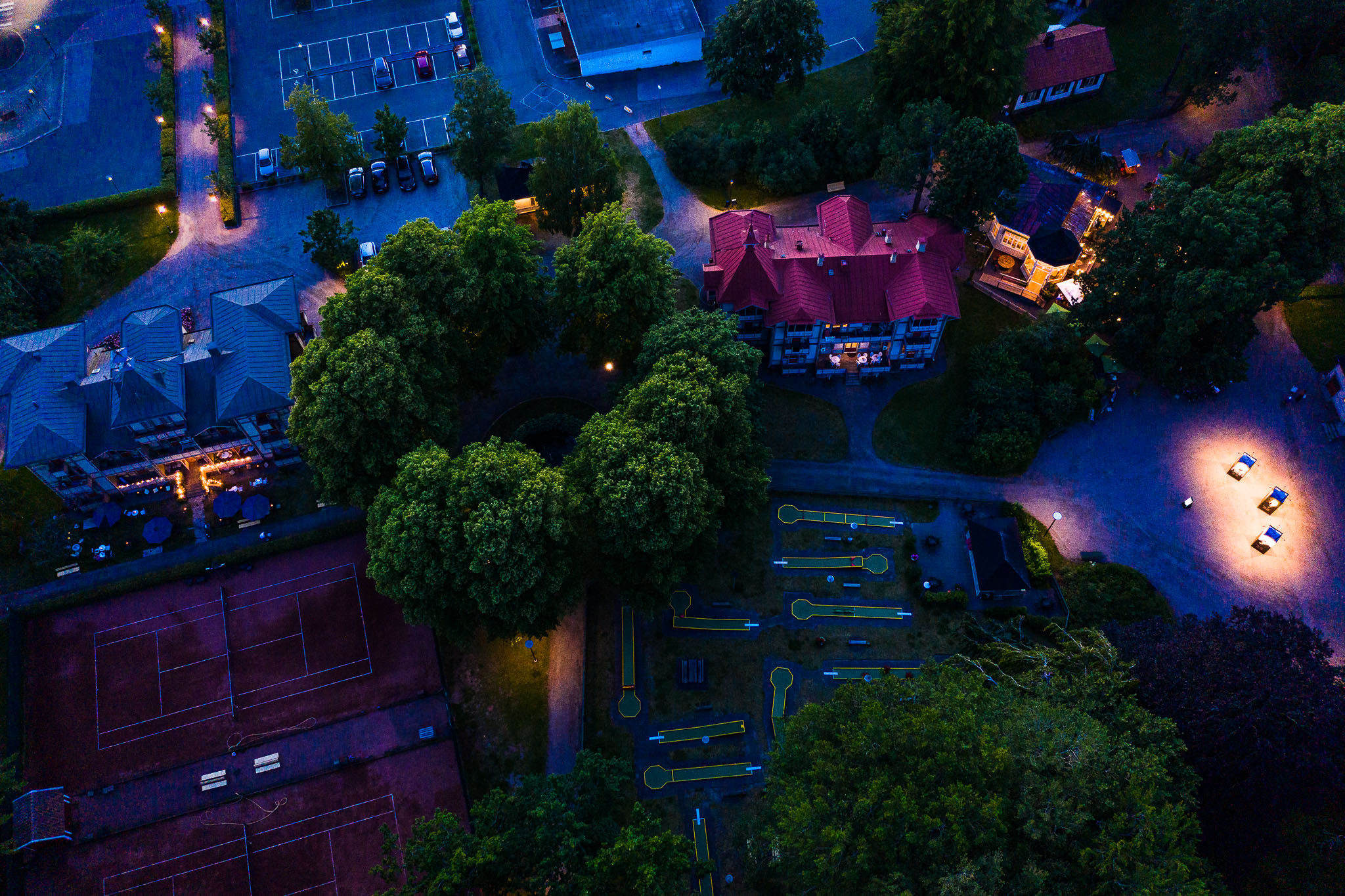 Hjo stadspark på kvällen