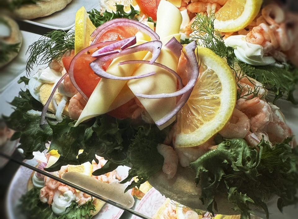Räksmörgås med citron och rödlök på toppen