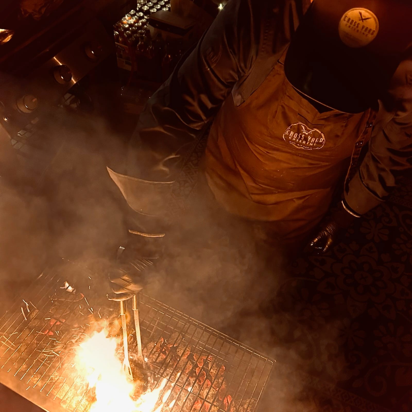 Bild av person som grillar