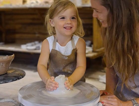 Liten tjej drejar i Hjo. 