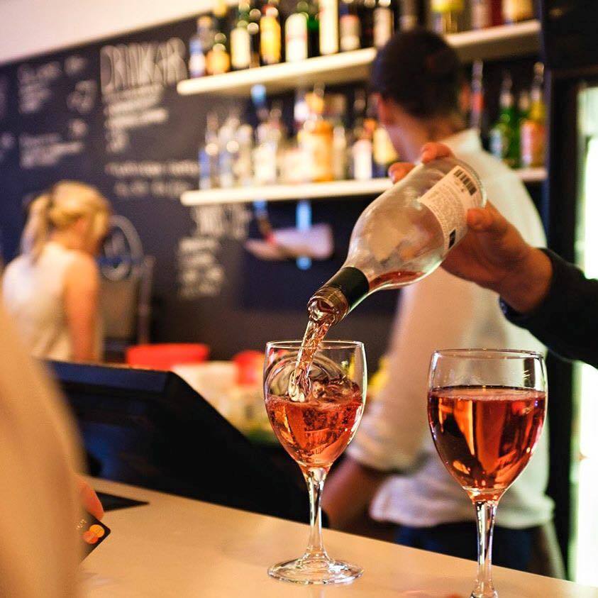 Två fulla vinglas i baren på Restaurang Bryggan