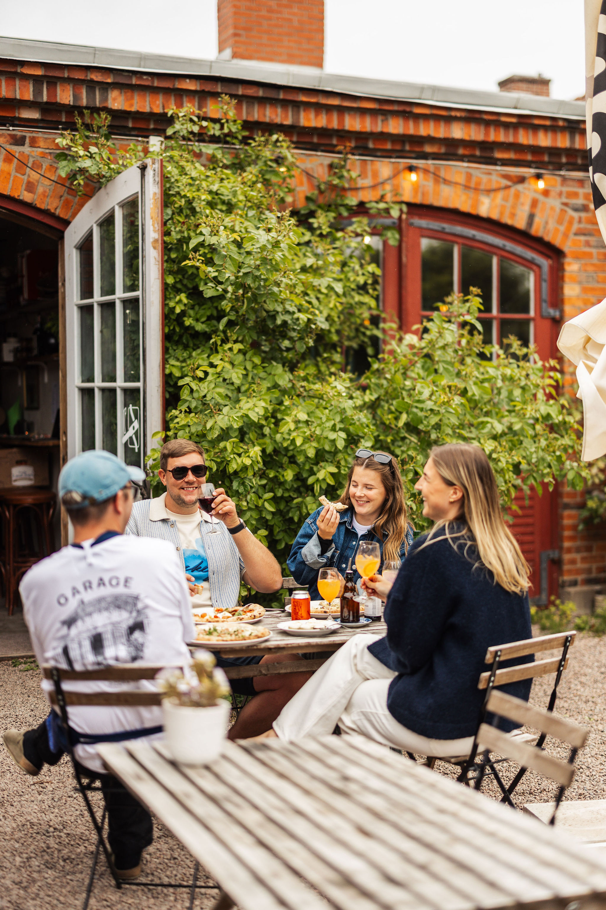 En grupp personer upplever Hjo tillsammans med mat och dryck, fika och shopping