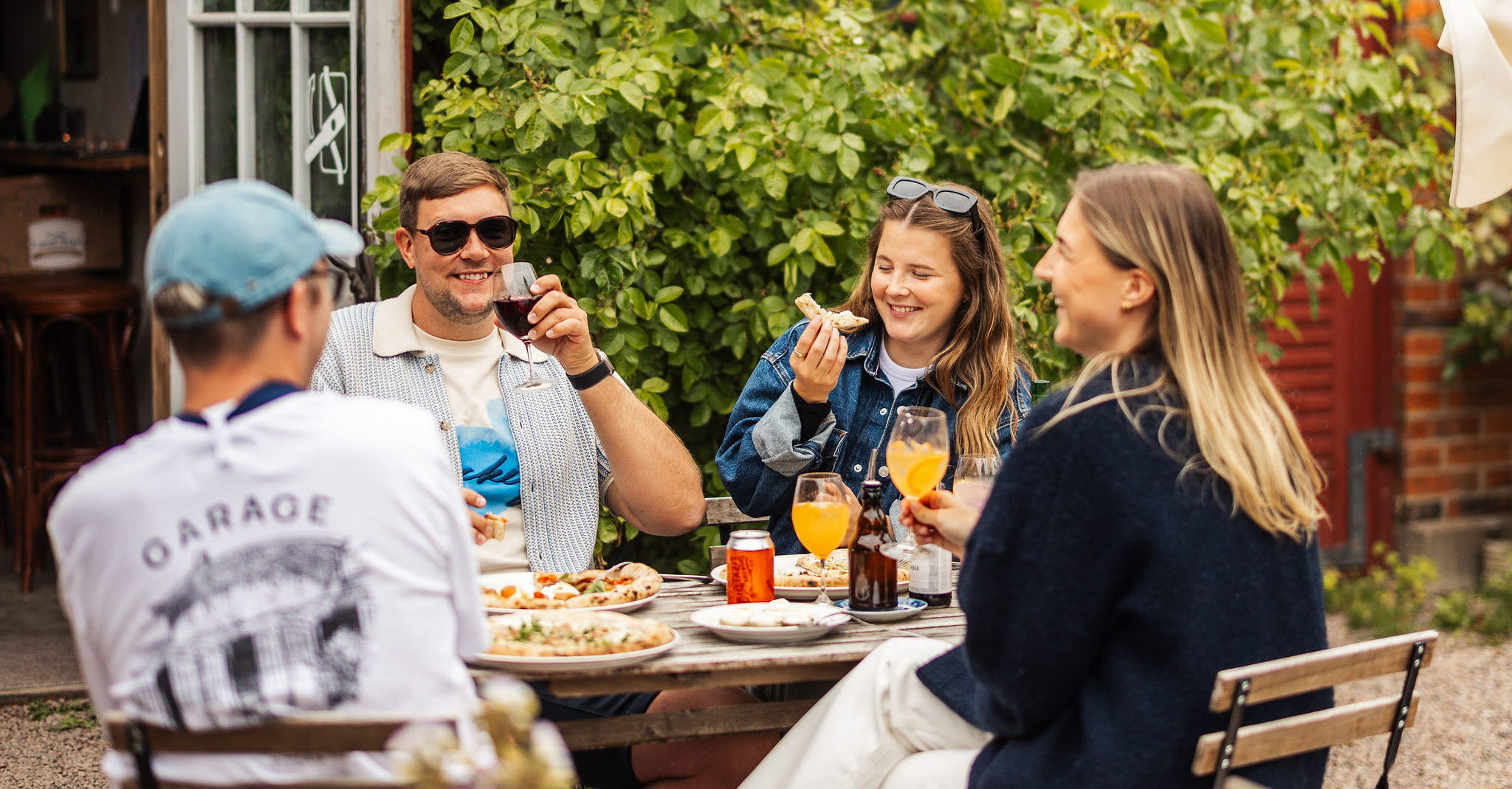 En grupp personer upplever Hjo tillsammans med mat och dryck, fika och shopping