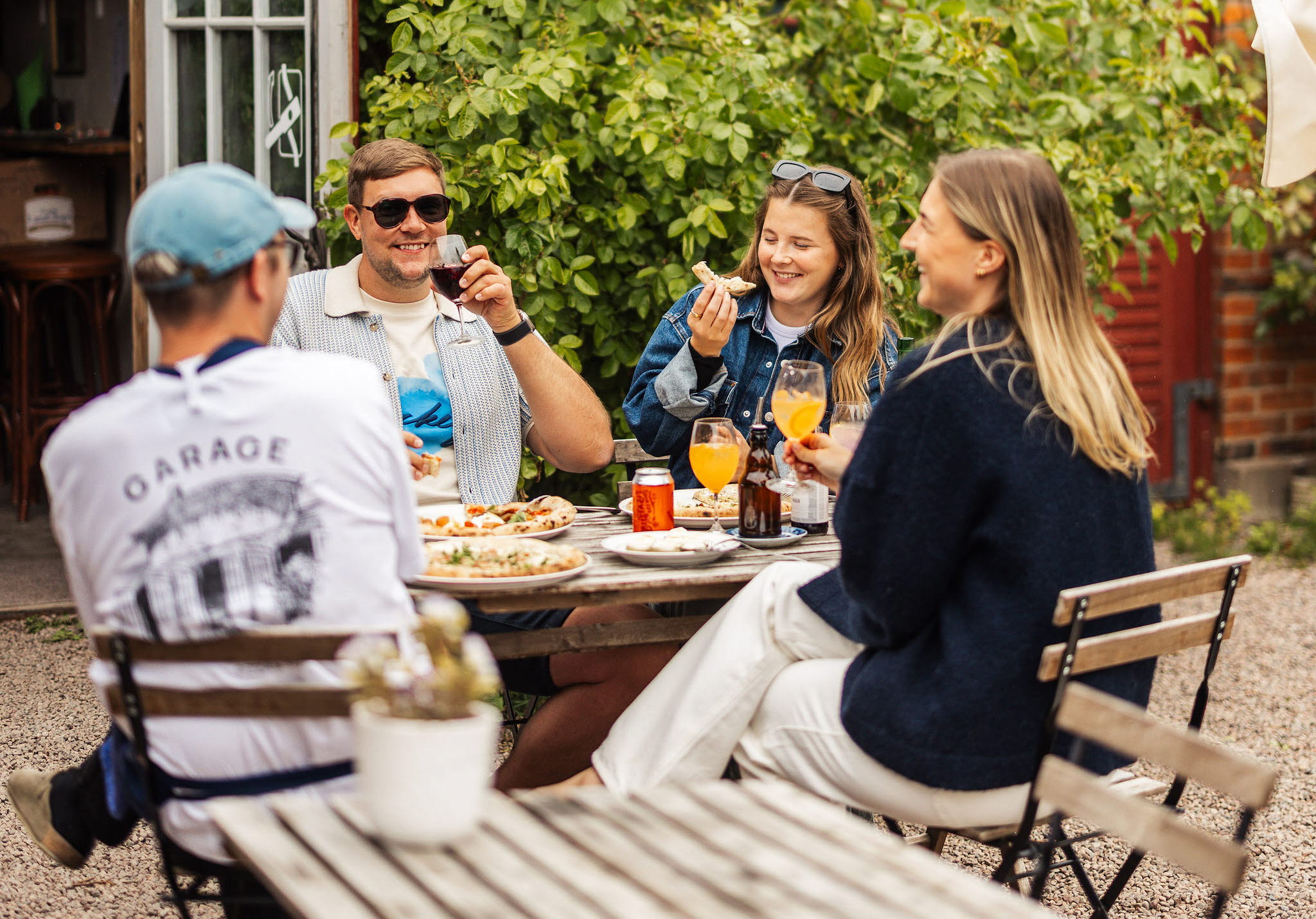 En grupp personer upplever Hjo tillsammans med mat och dryck, fika och shopping