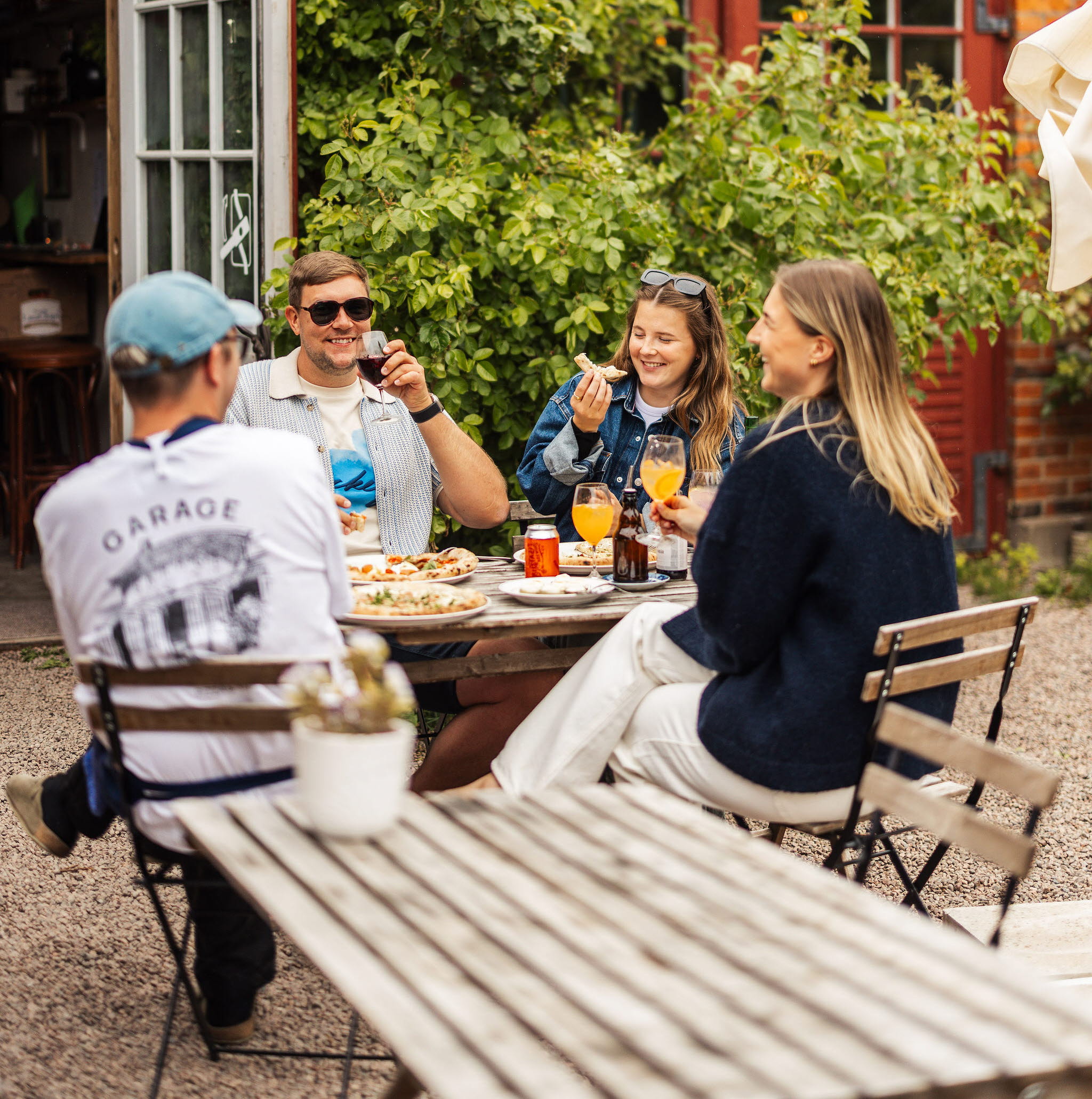En grupp personer upplever Hjo tillsammans med mat och dryck, fika och shopping