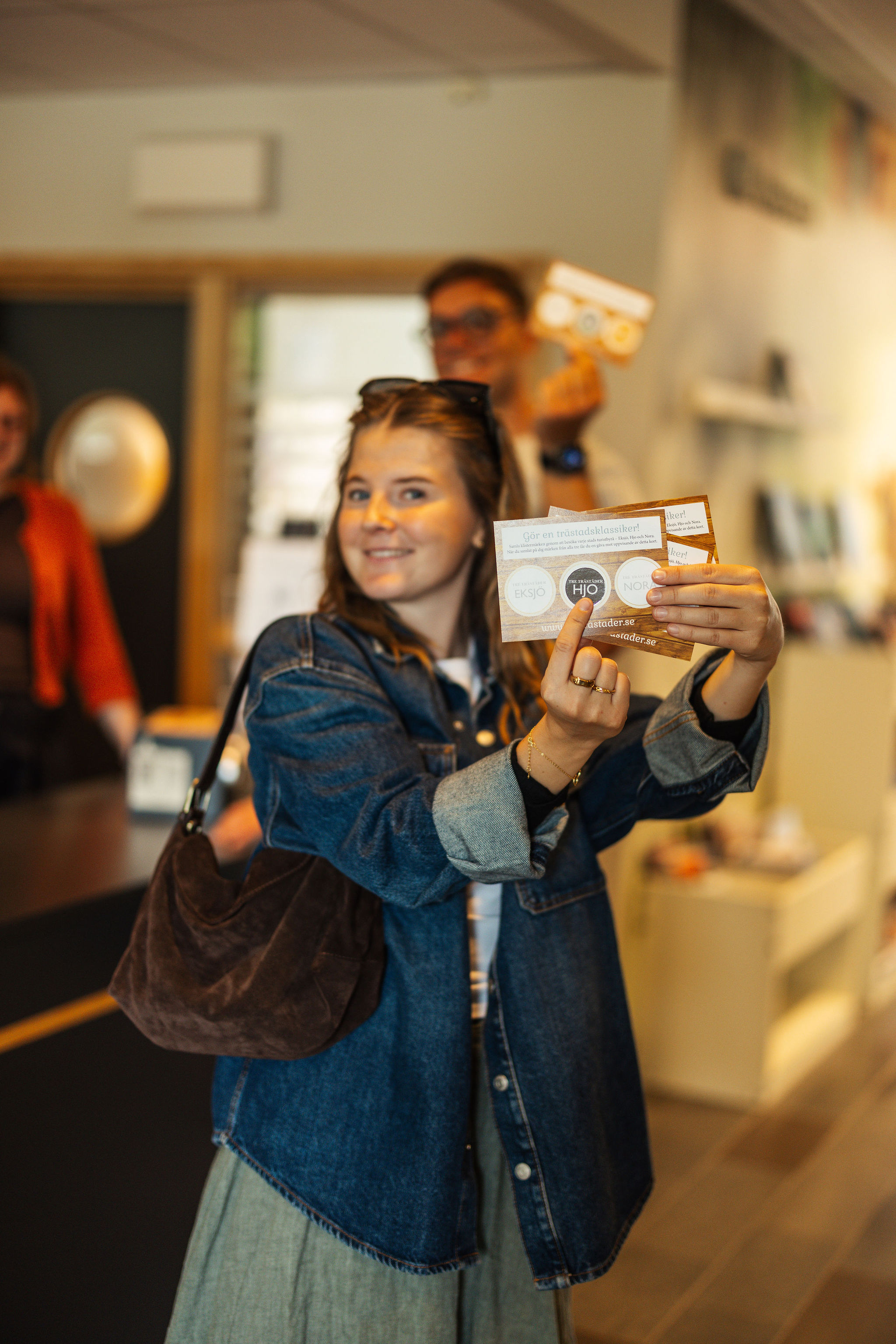 En grupp personer gör trästadsklassikern och får sitt klistermärke