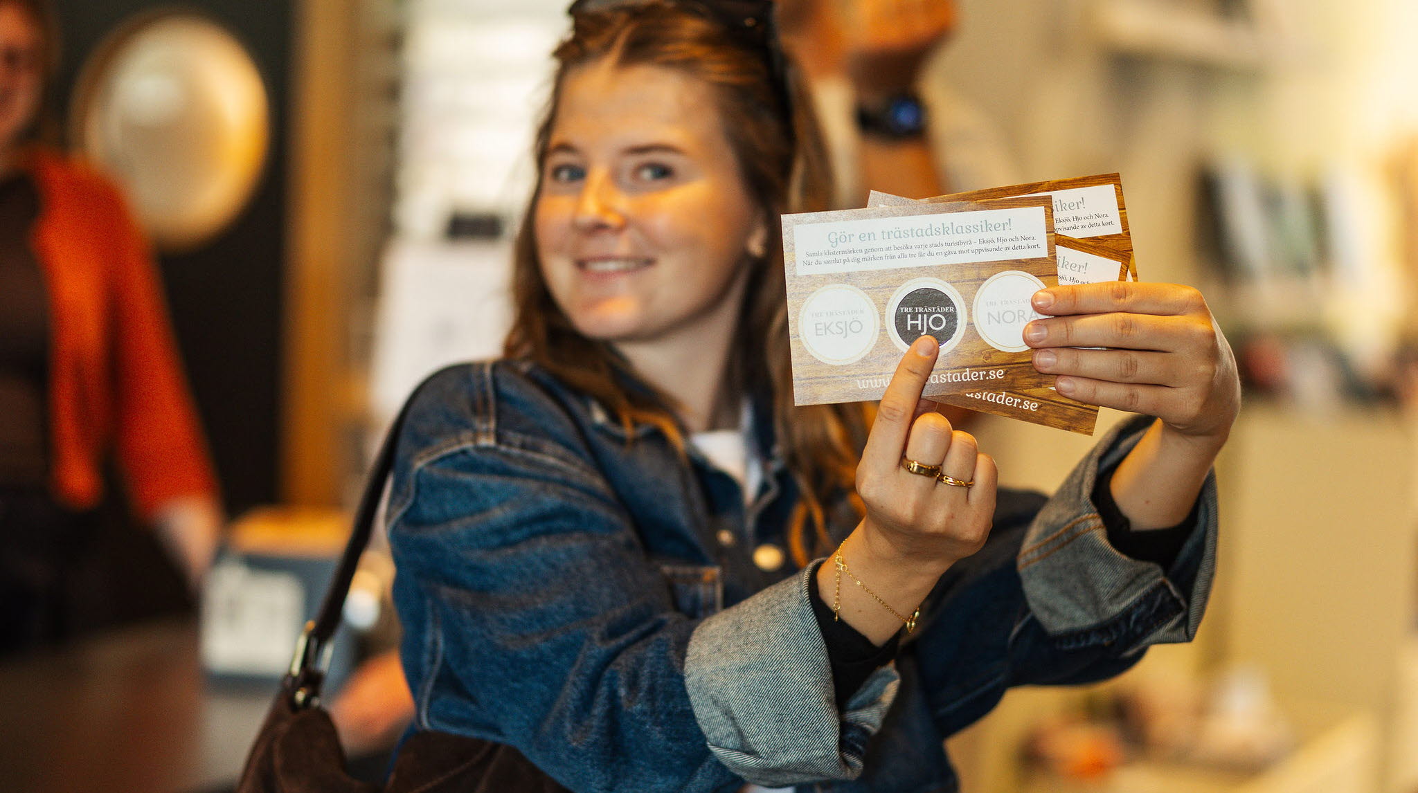 En grupp personer gör trästadsklassikern och får sitt klistermärke