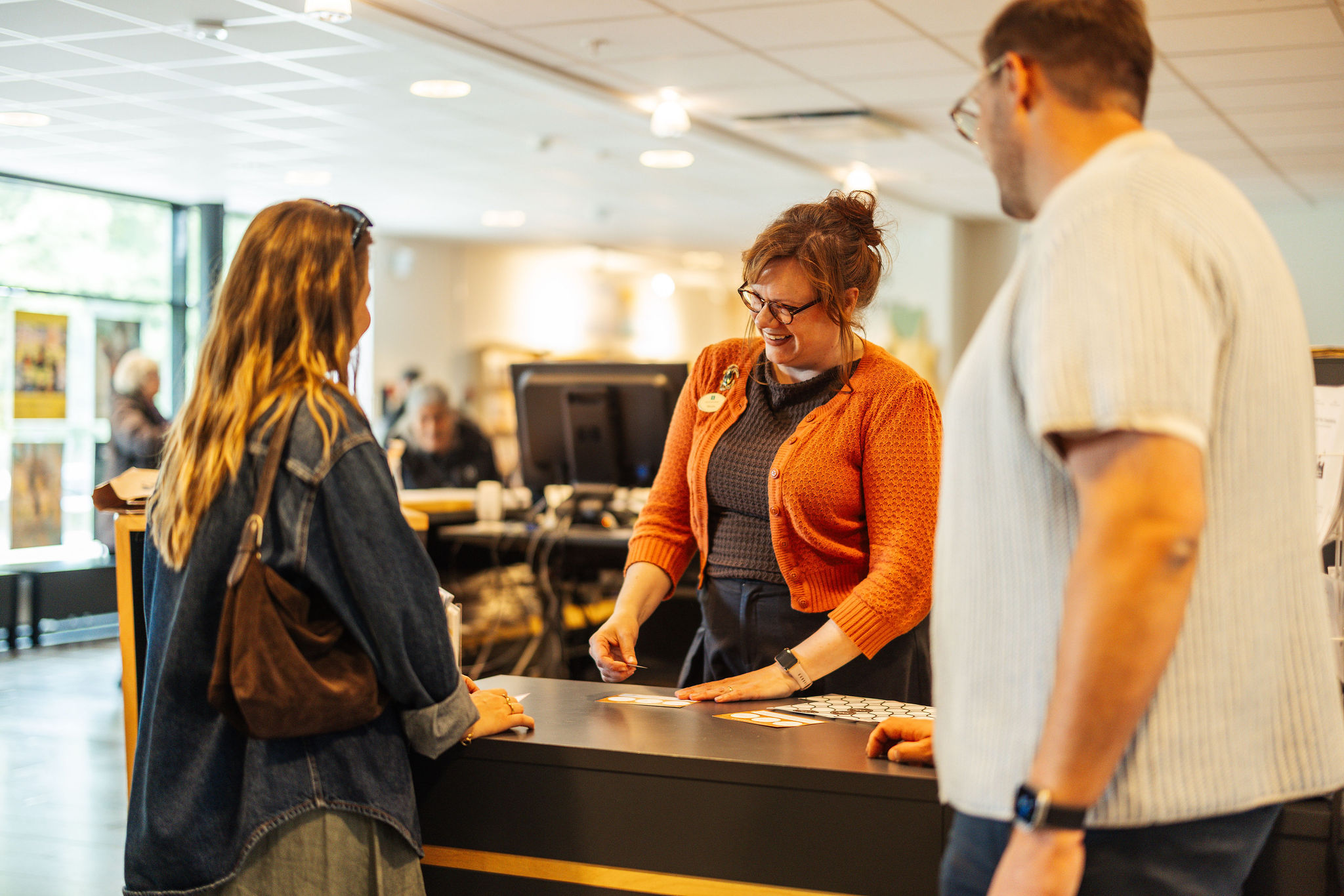 En grupp personer gör trästadsklassikern och får sitt klistermärke