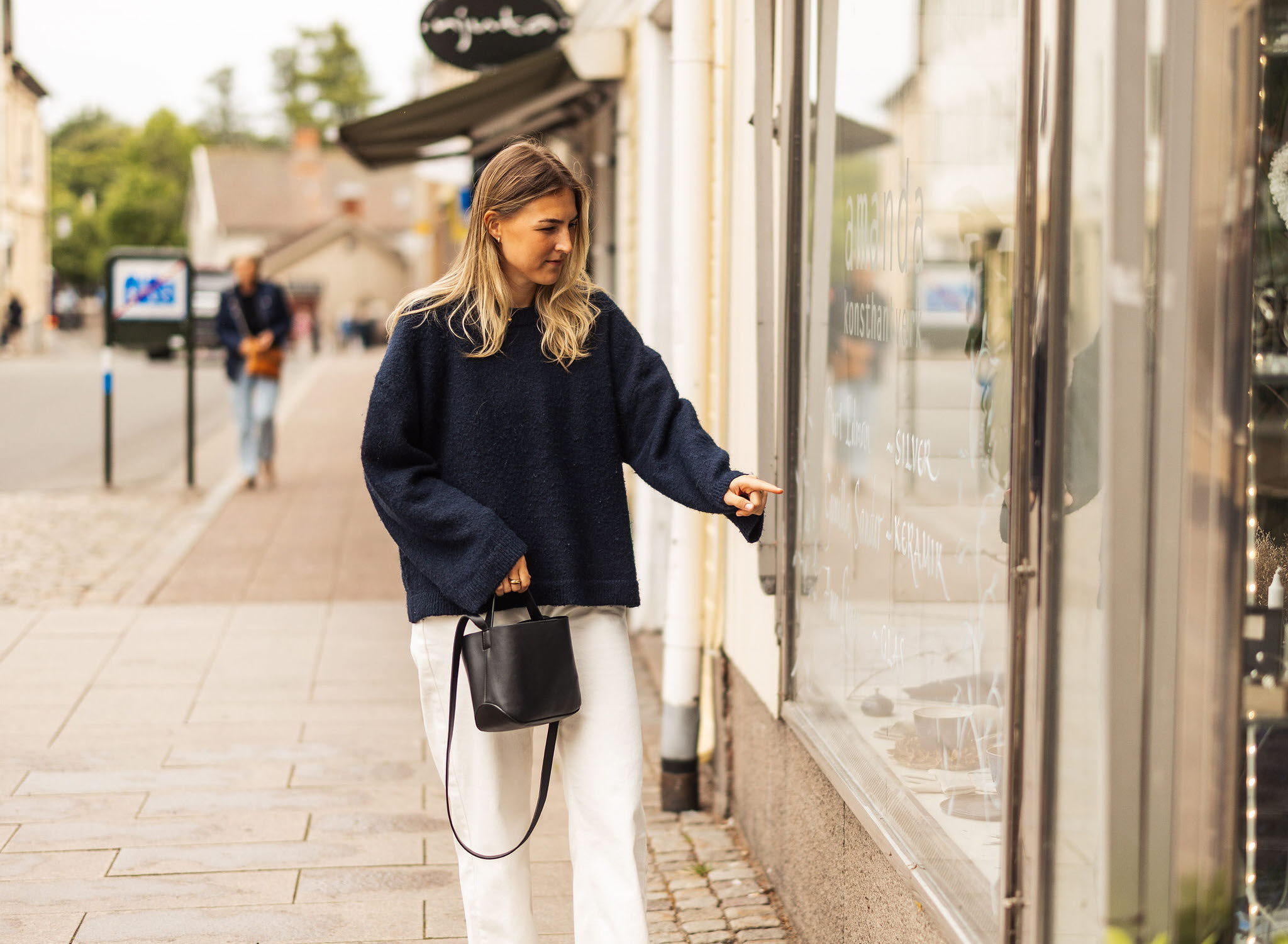 En grupp personer upplever Hjo tillsammans med mat och dryck, fika och shopping