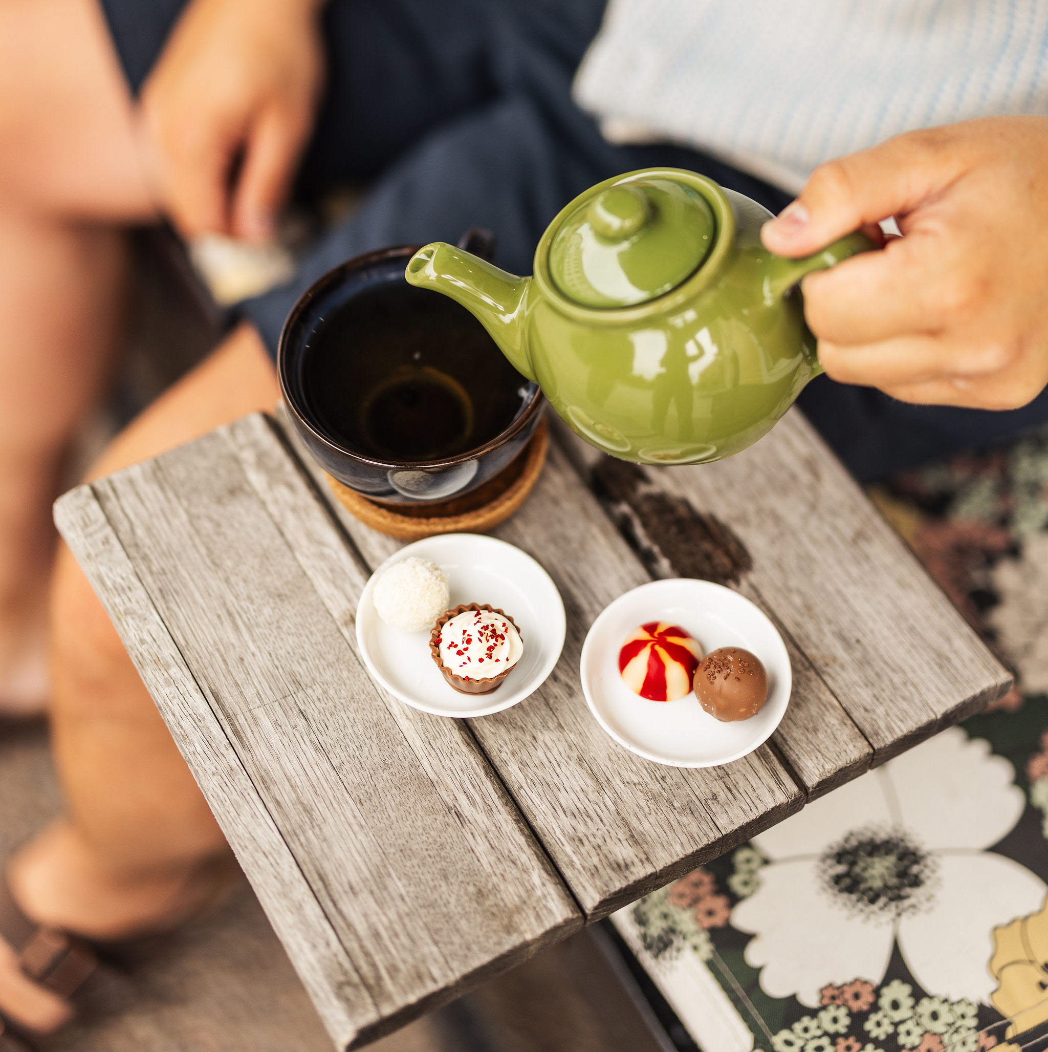 En grupp personer upplever Hjo tillsammans med mat och dryck, fika och shopping