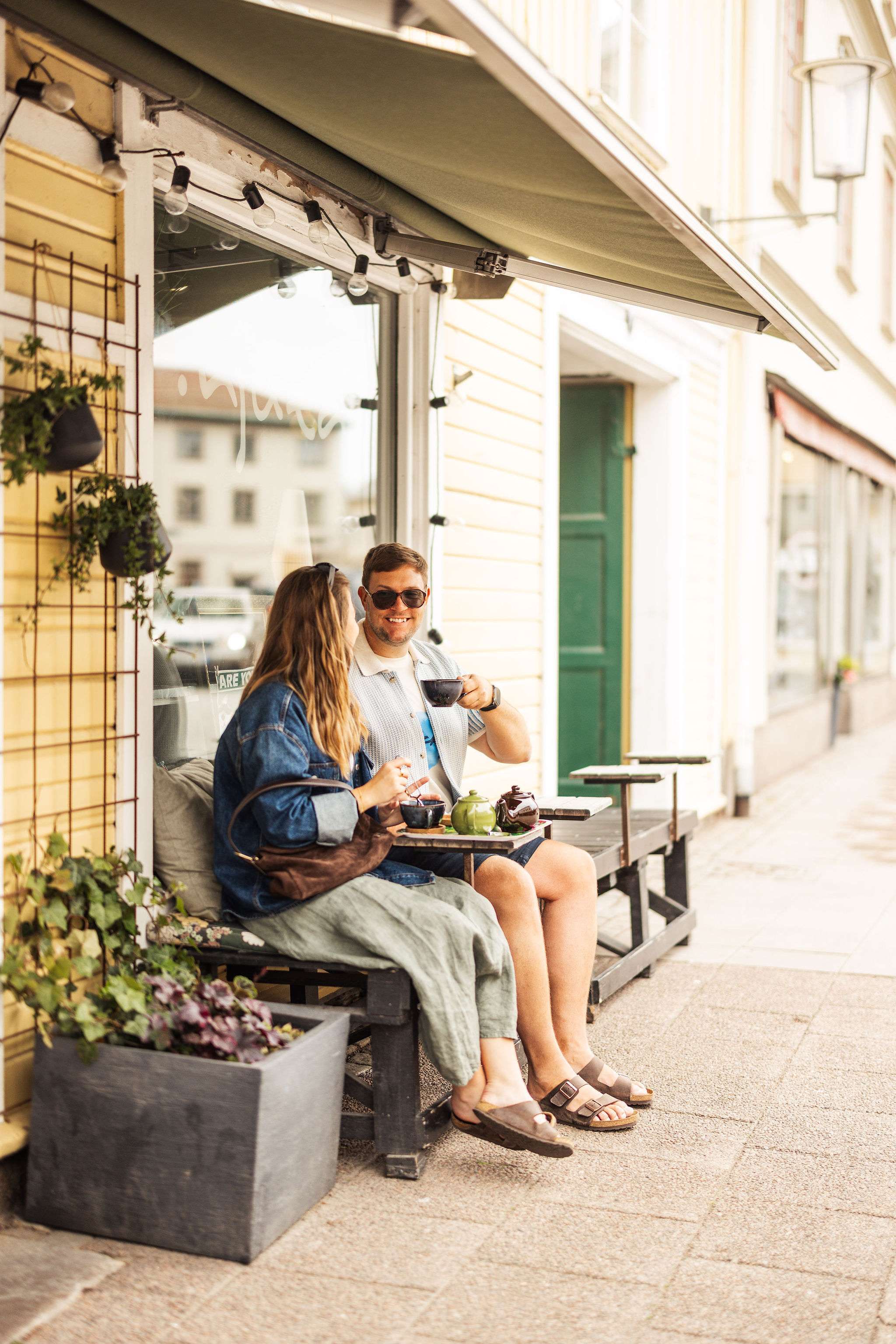 A group of people enjoying Hjo together with food, drinks, coffee and some shopping